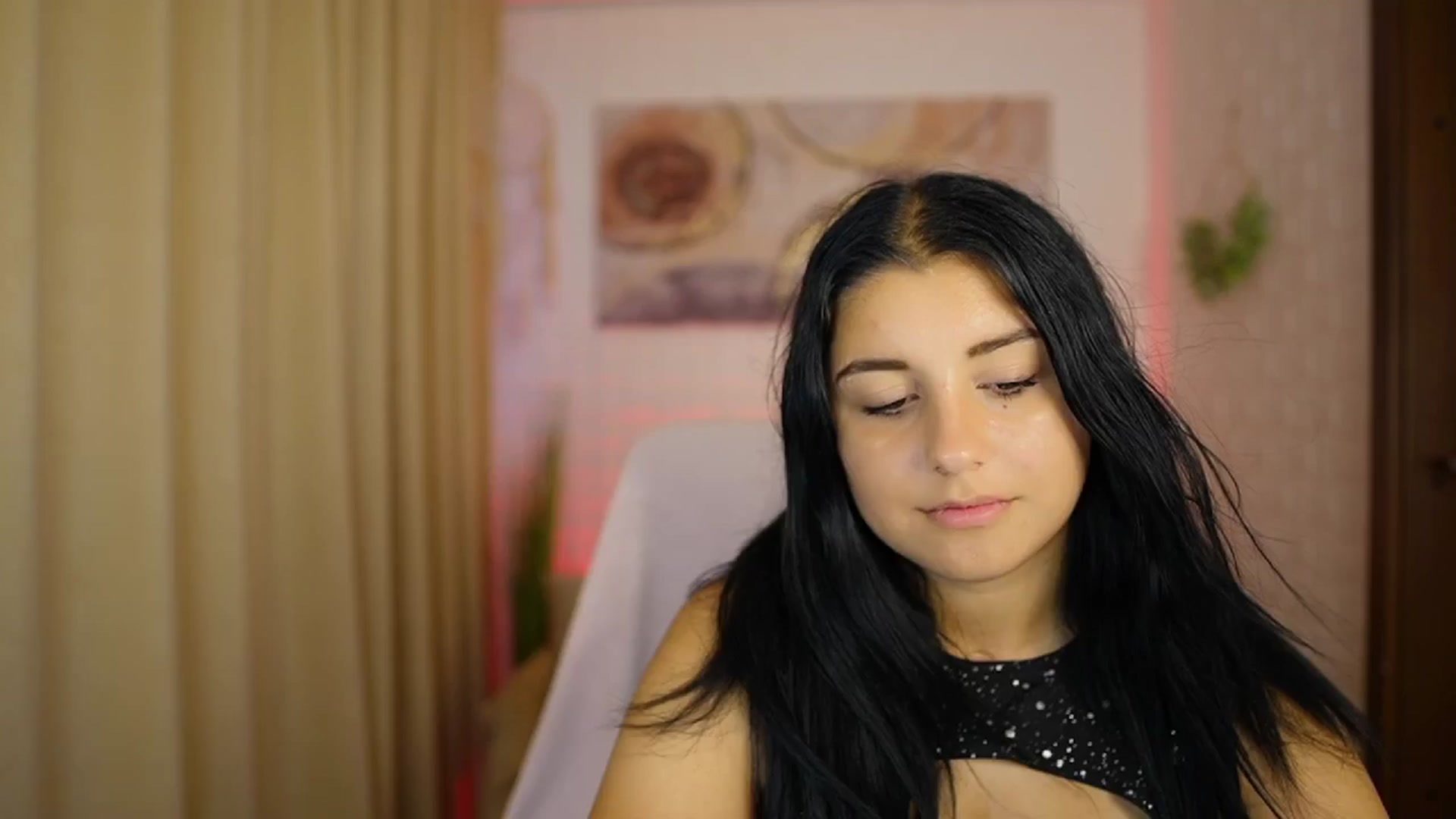 Gallery image thumbnail from Liya__Silver's myfreecams stream on, 08/09/2024, 17:18 image 12 of 20