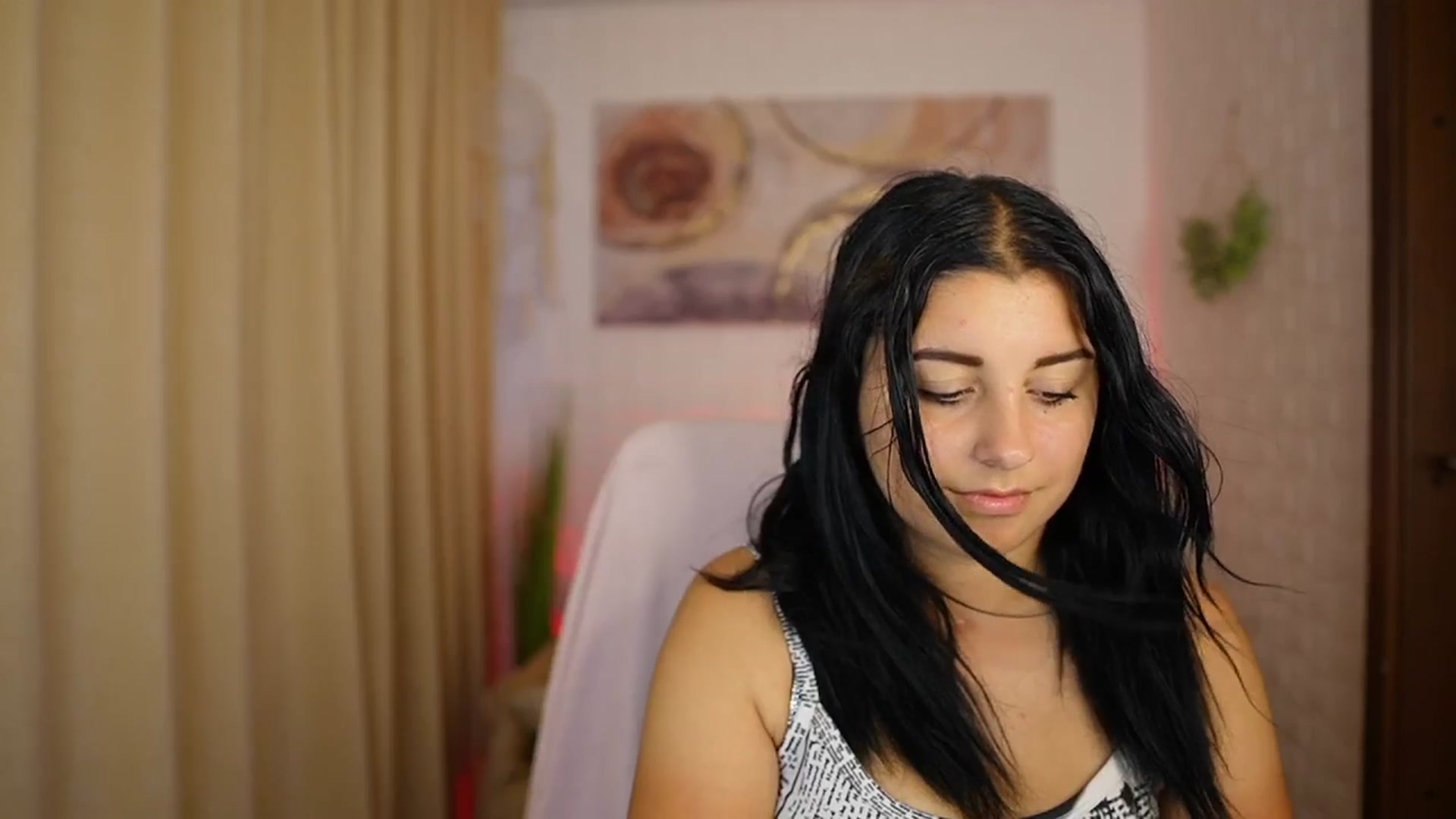 Gallery image thumbnail from Liya__Silver's myfreecams stream on, 08/10/2024, 18:14 image 10 of 20