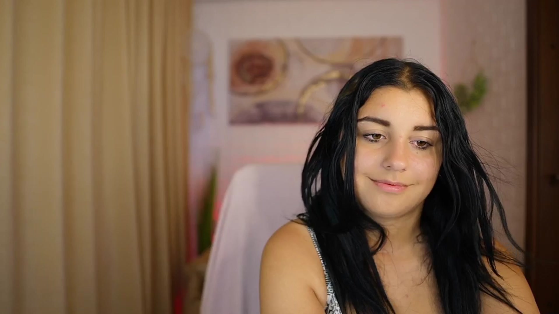 Gallery image thumbnail from Liya__Silver's myfreecams stream on, 08/10/2024, 18:14 image 3 of 20
