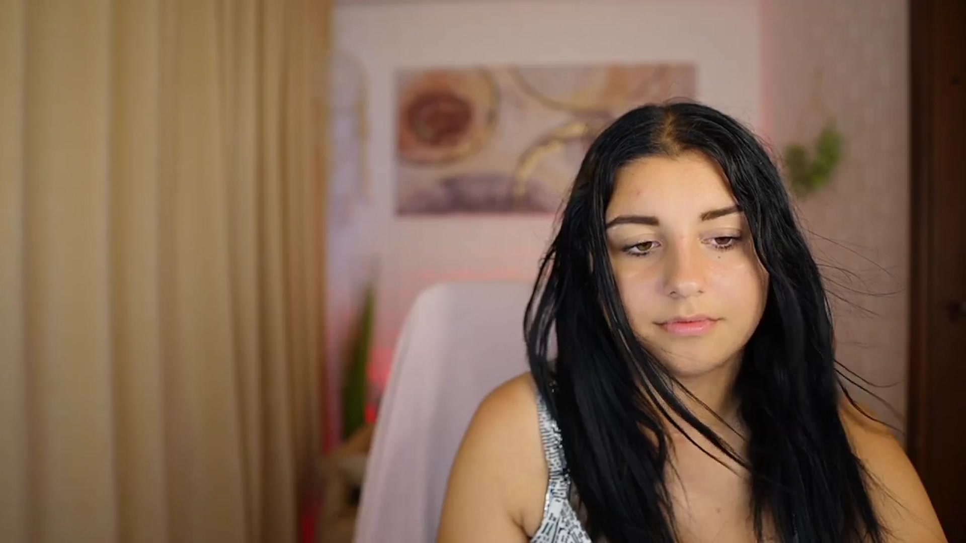 Gallery image thumbnail from Liya__Silver's myfreecams stream on, 08/10/2024, 18:14 image 4 of 20