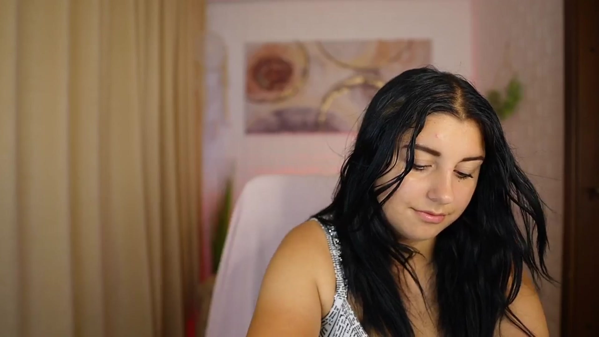 Gallery image thumbnail from Liya__Silver's myfreecams stream on, 08/10/2024, 18:14 image 7 of 20