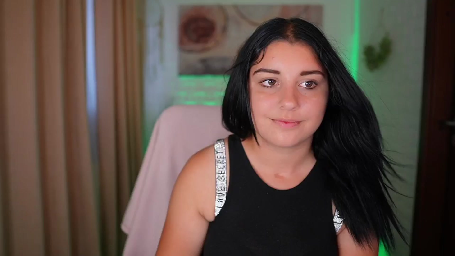 Gallery image thumbnail from Liya__Silver's myfreecams stream on, 08/14/2024, 13:36 image 2 of 20