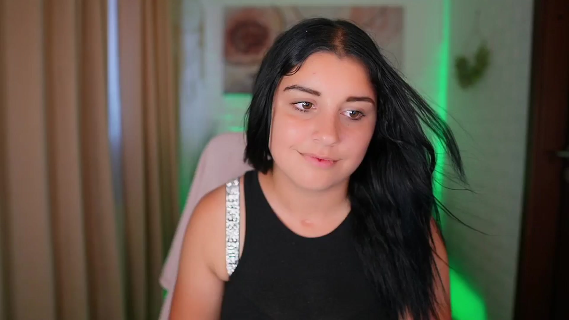 Gallery image thumbnail from Liya__Silver's myfreecams stream on, 08/14/2024, 13:36 image 9 of 20
