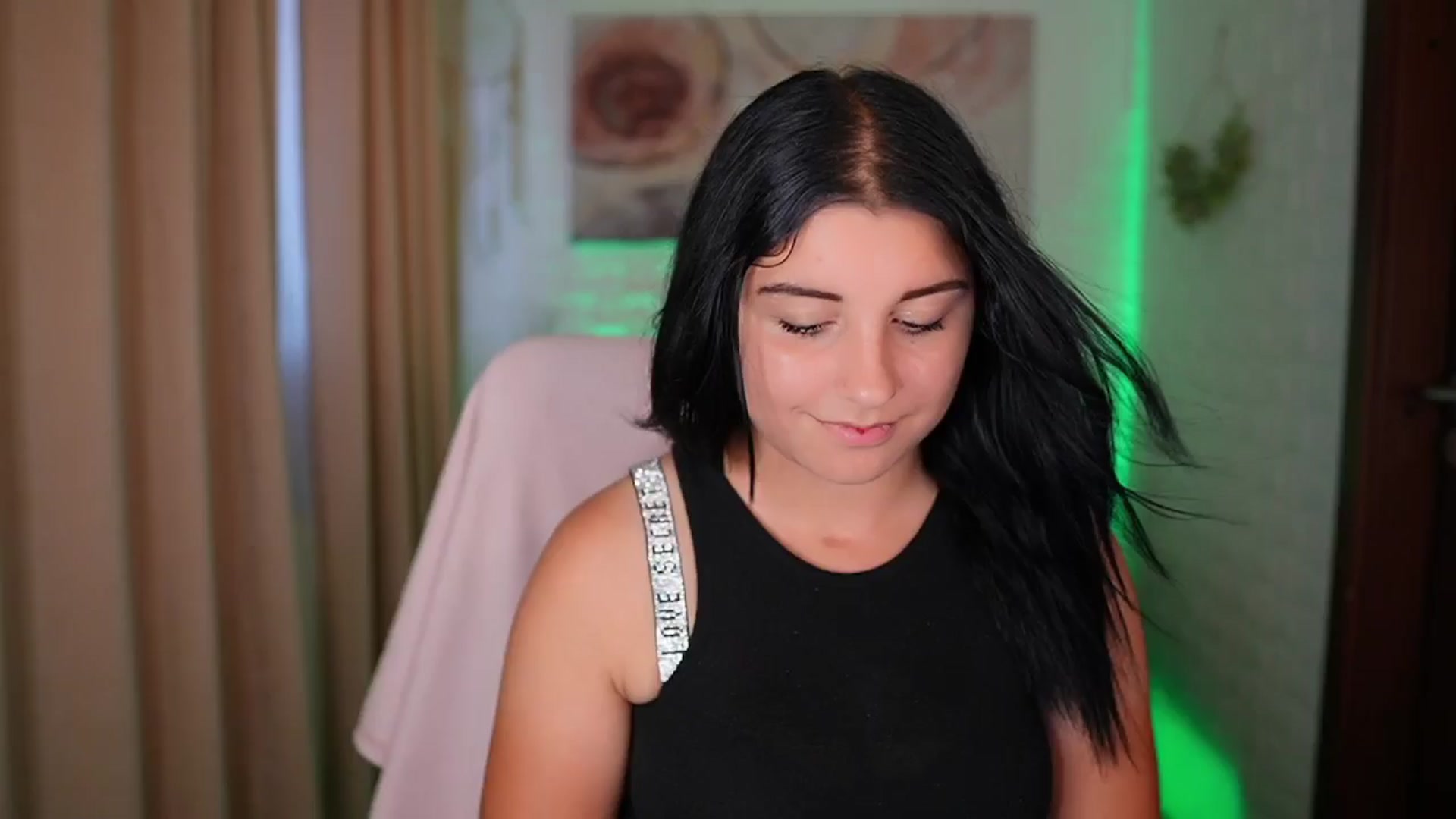 Gallery image thumbnail from Liya__Silver's myfreecams stream on, 08/14/2024, 13:36 image 8 of 20