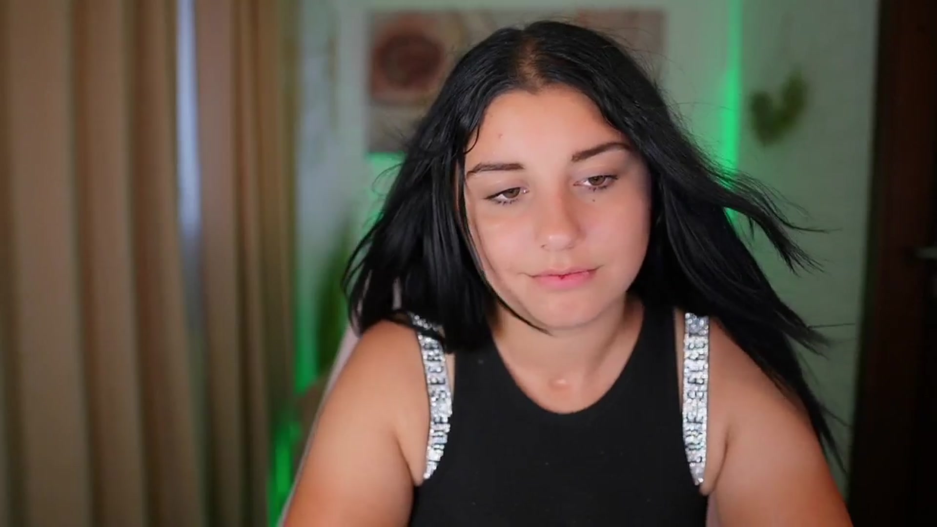 Gallery image thumbnail from Liya__Silver's myfreecams stream on, 08/14/2024, 16:42 image 19 of 20