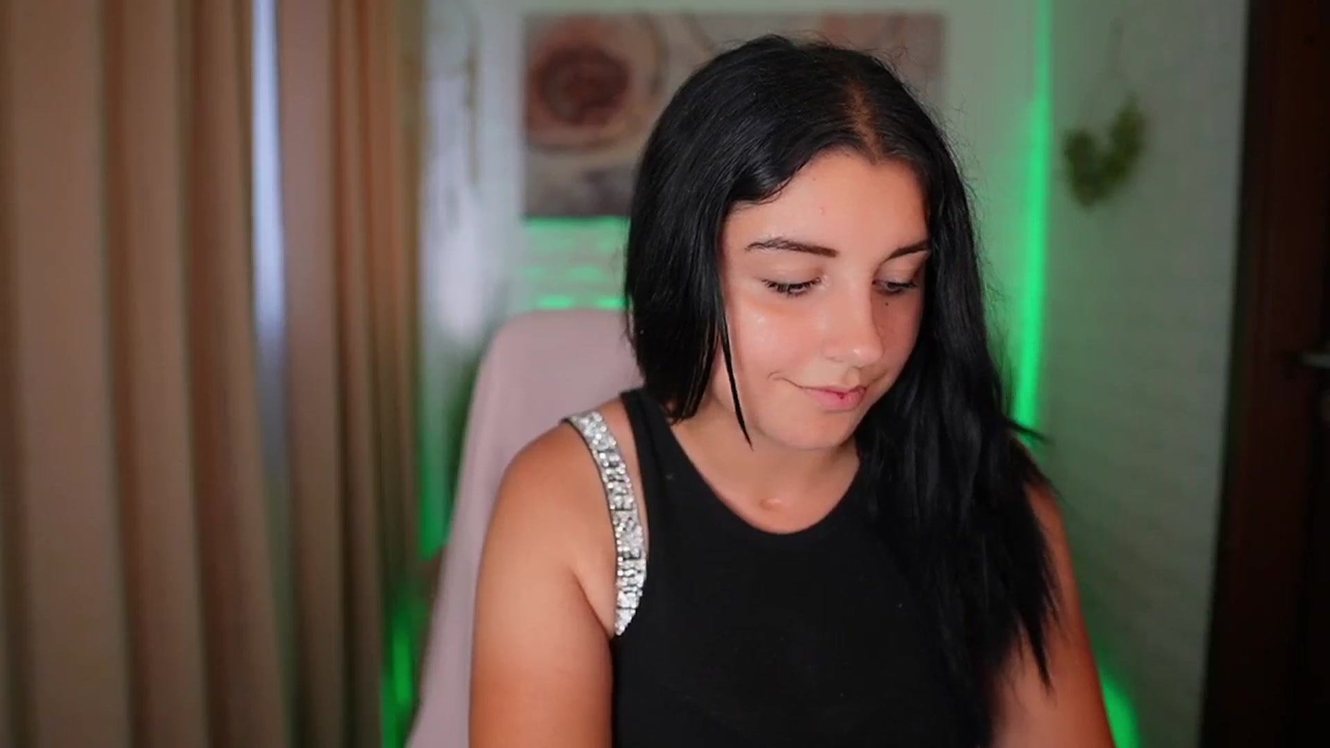 Gallery image thumbnail from Liya__Silver's myfreecams stream on, 08/14/2024, 16:42 image 2 of 20