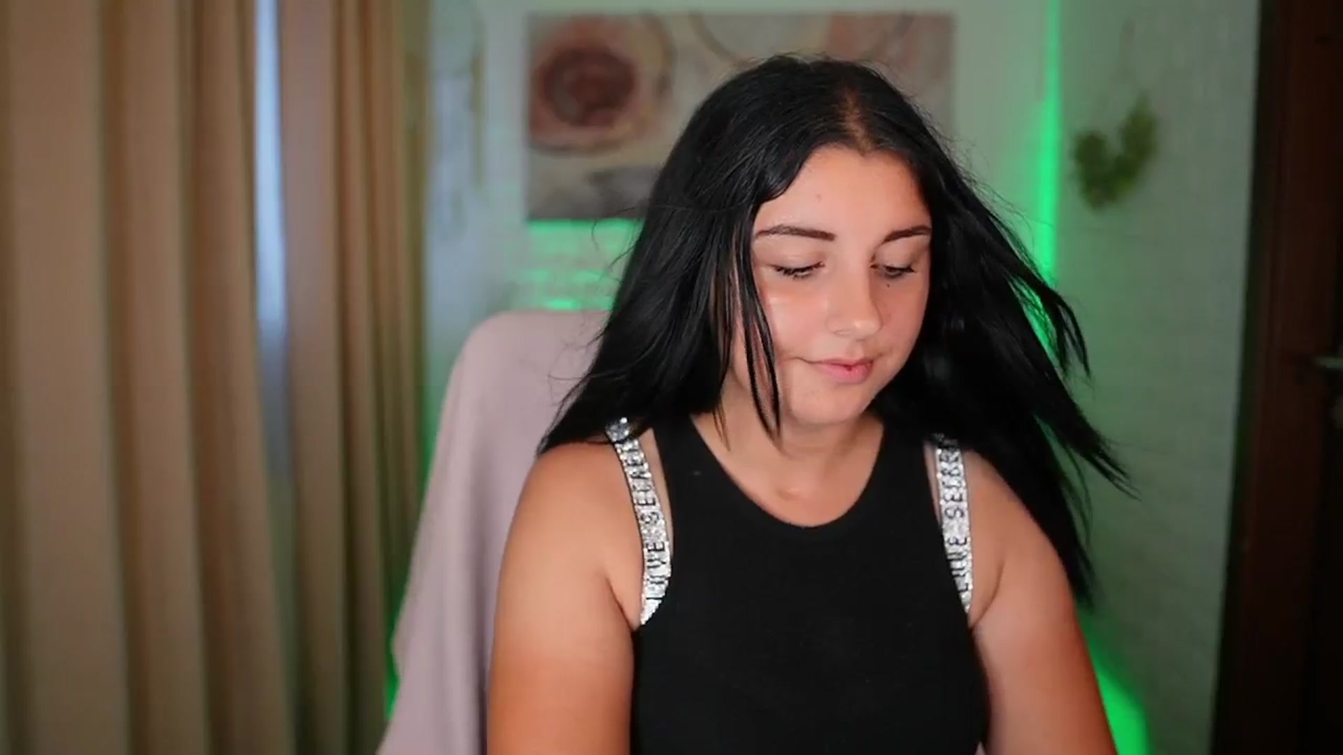 Gallery image thumbnail from Liya__Silver's myfreecams stream on, 08/14/2024, 16:42 image 4 of 20