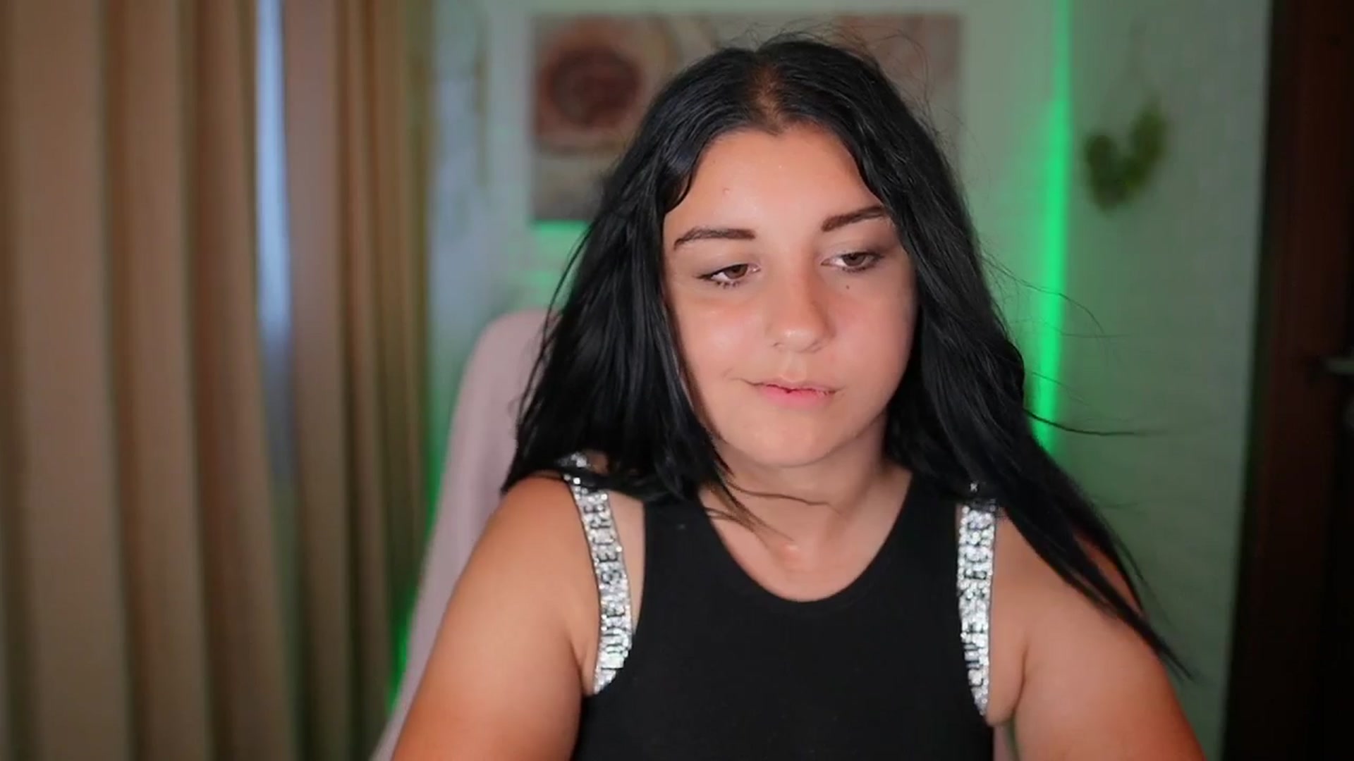 Gallery image thumbnail from Liya__Silver's myfreecams stream on, 08/14/2024, 16:42 image 7 of 20