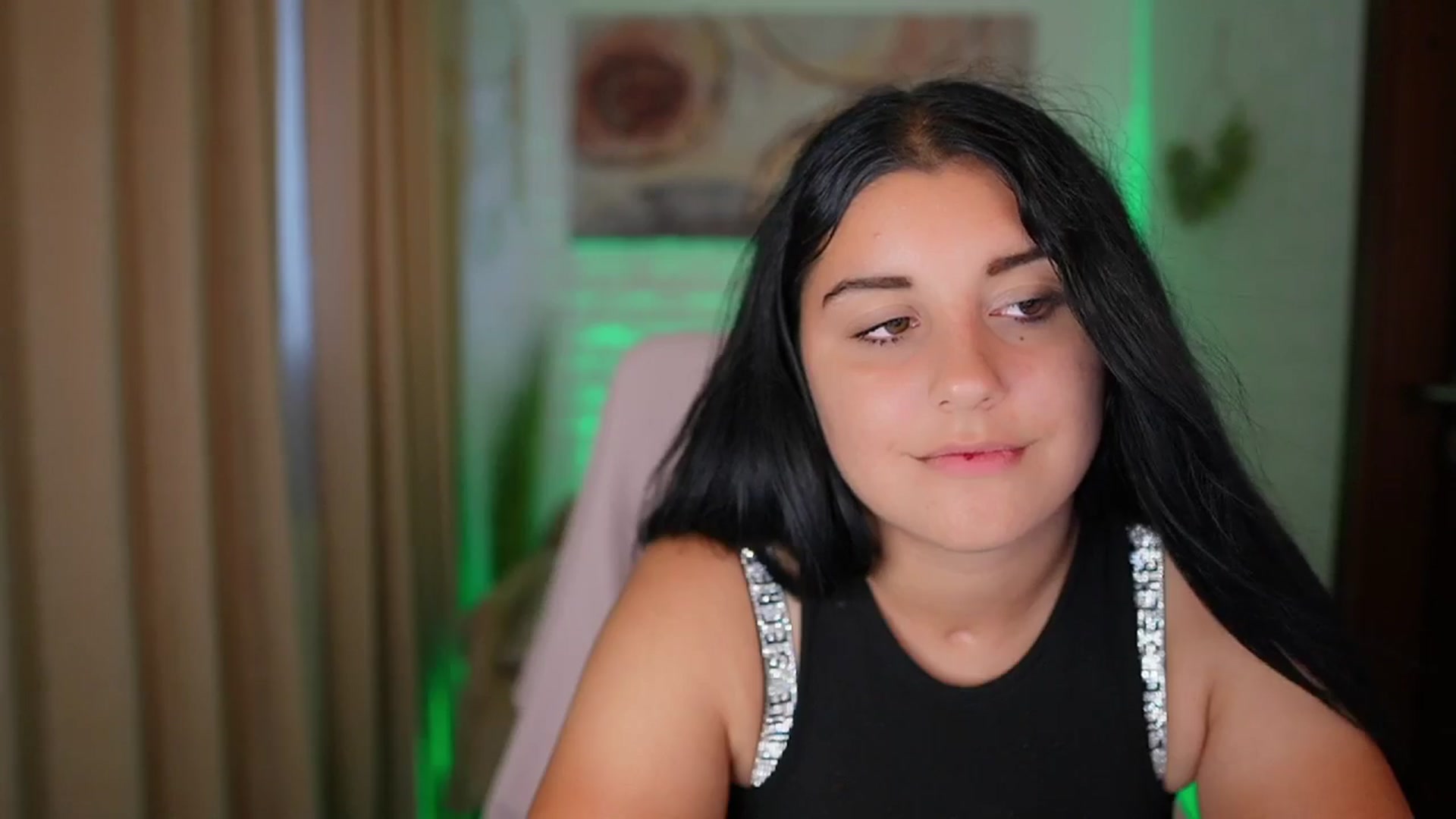 Gallery image thumbnail from Liya__Silver's myfreecams stream on, 08/14/2024, 16:42 image 16 of 20