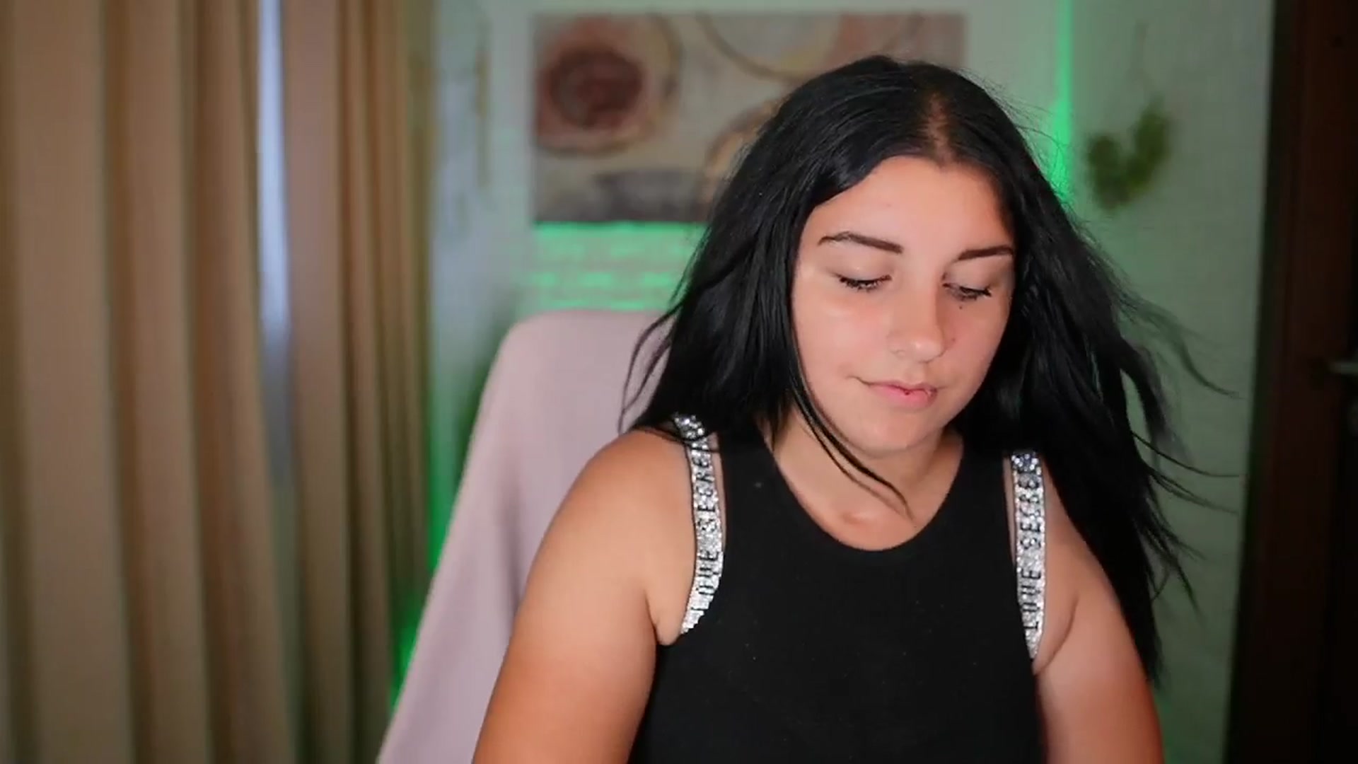Gallery image thumbnail from Liya__Silver's myfreecams stream on, 08/14/2024, 16:42 image 18 of 20
