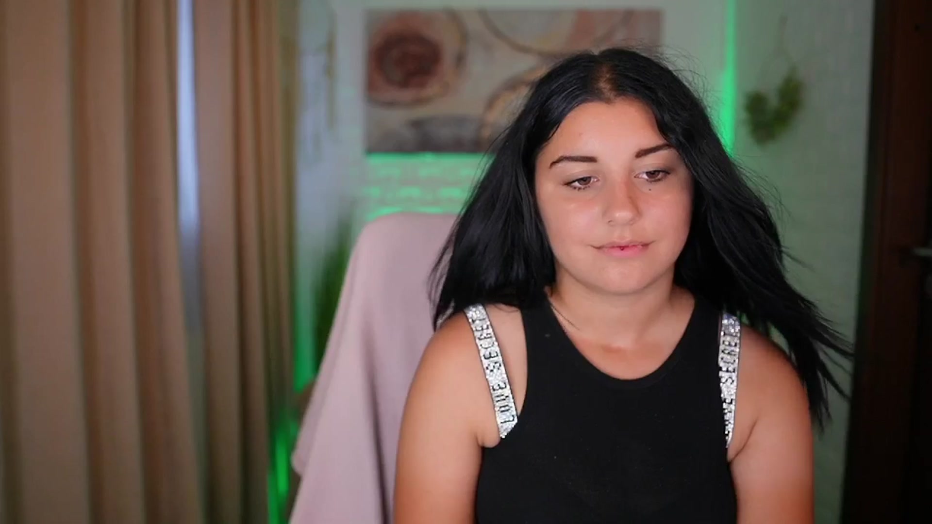 Gallery image thumbnail from Liya__Silver's myfreecams stream on, 08/14/2024, 16:42 image 14 of 20