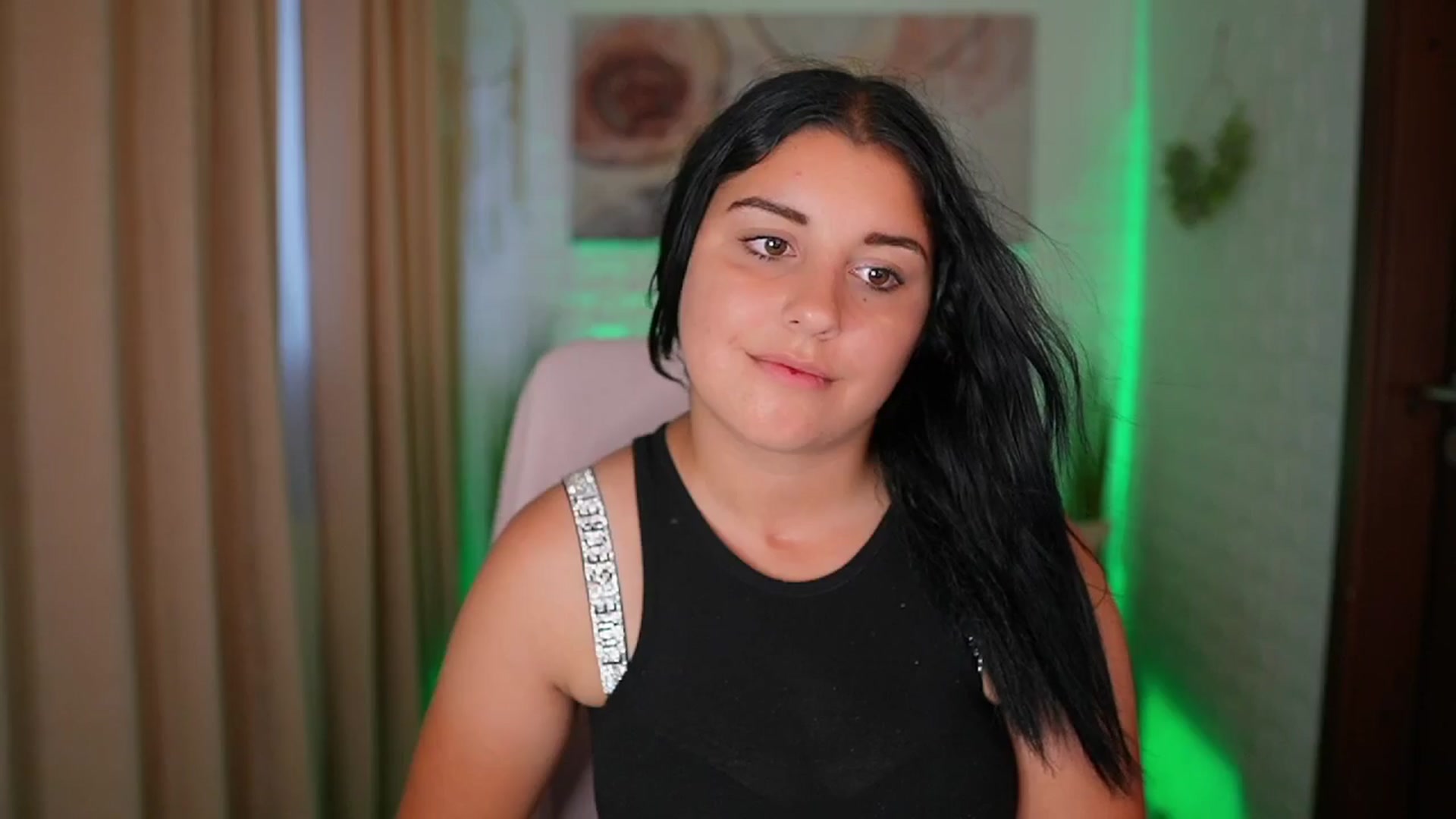 Gallery image thumbnail from Liya__Silver's myfreecams stream on, 08/14/2024, 16:42 image 3 of 20