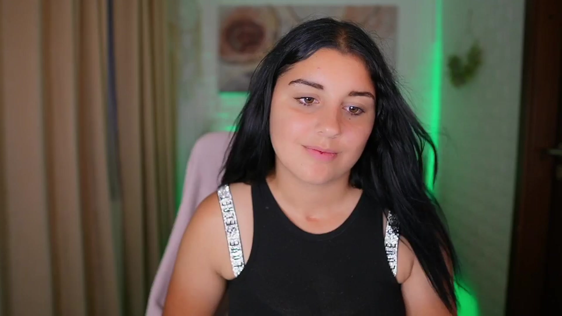 Gallery image thumbnail from Liya__Silver's myfreecams stream on, 08/14/2024, 18:14 image 17 of 20