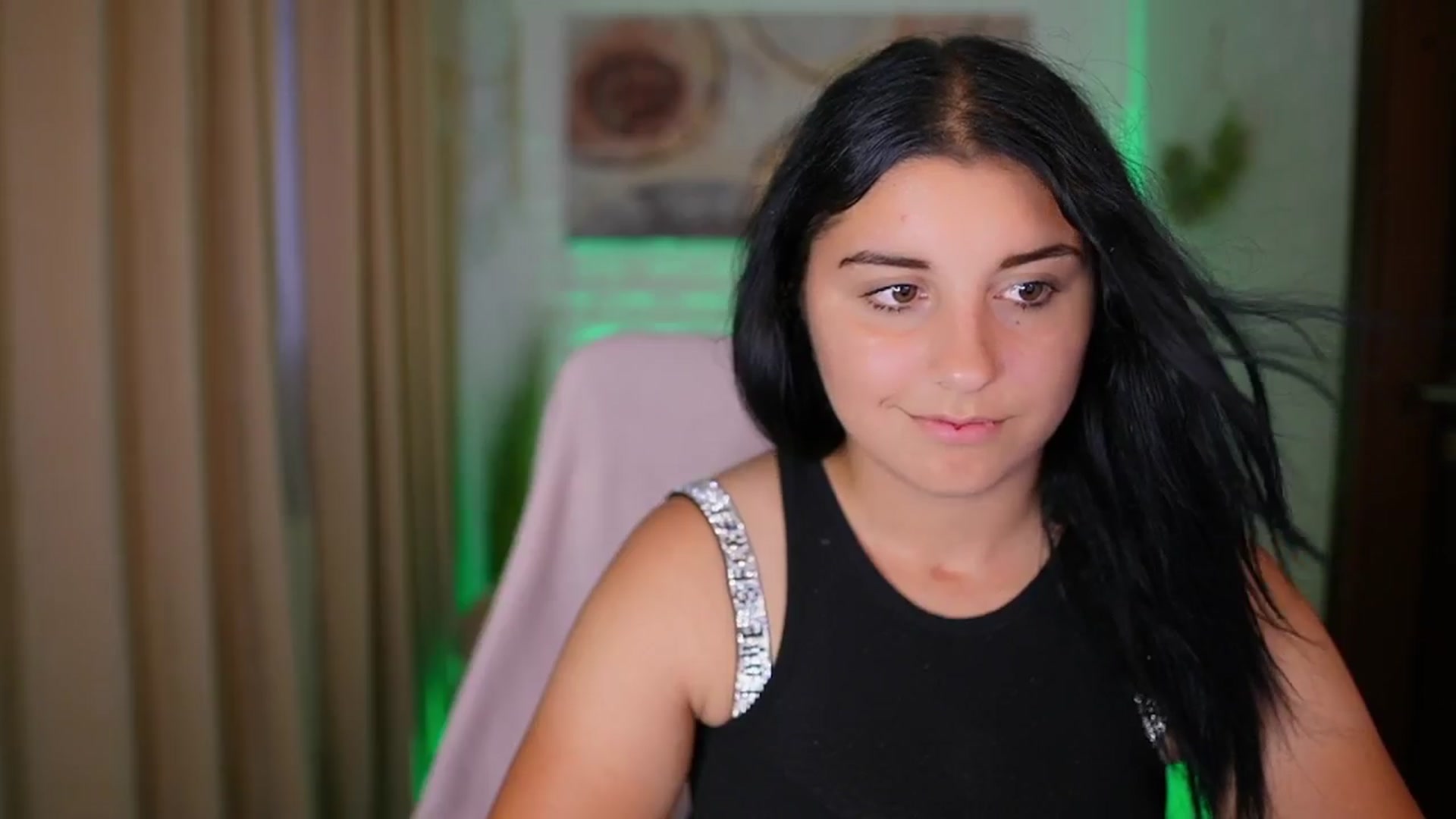 Gallery image thumbnail from Liya__Silver's myfreecams stream on, 08/14/2024, 18:14 image 9 of 20