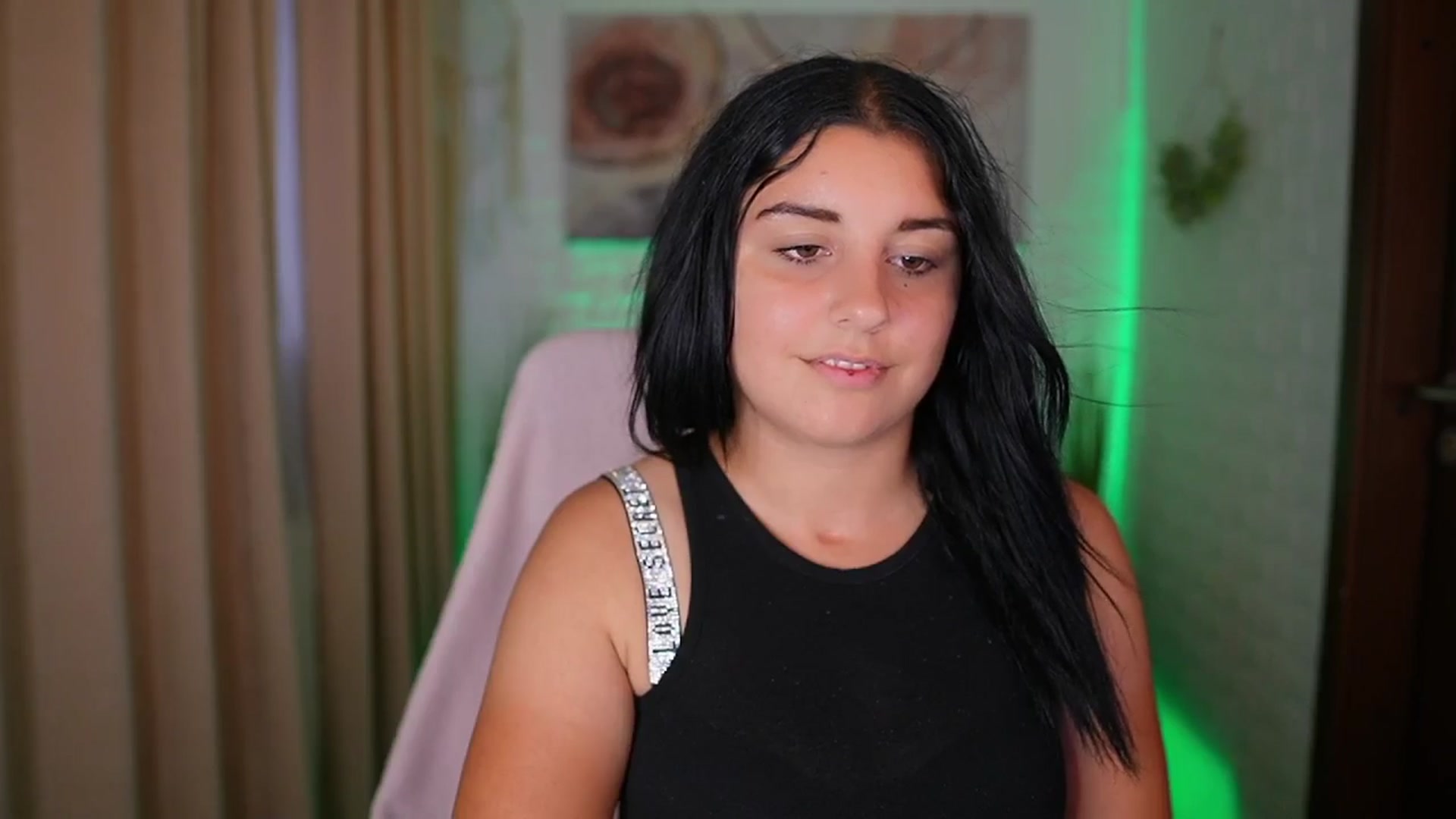 Gallery image thumbnail from Liya__Silver's myfreecams stream on, 08/14/2024, 18:14 image 6 of 20