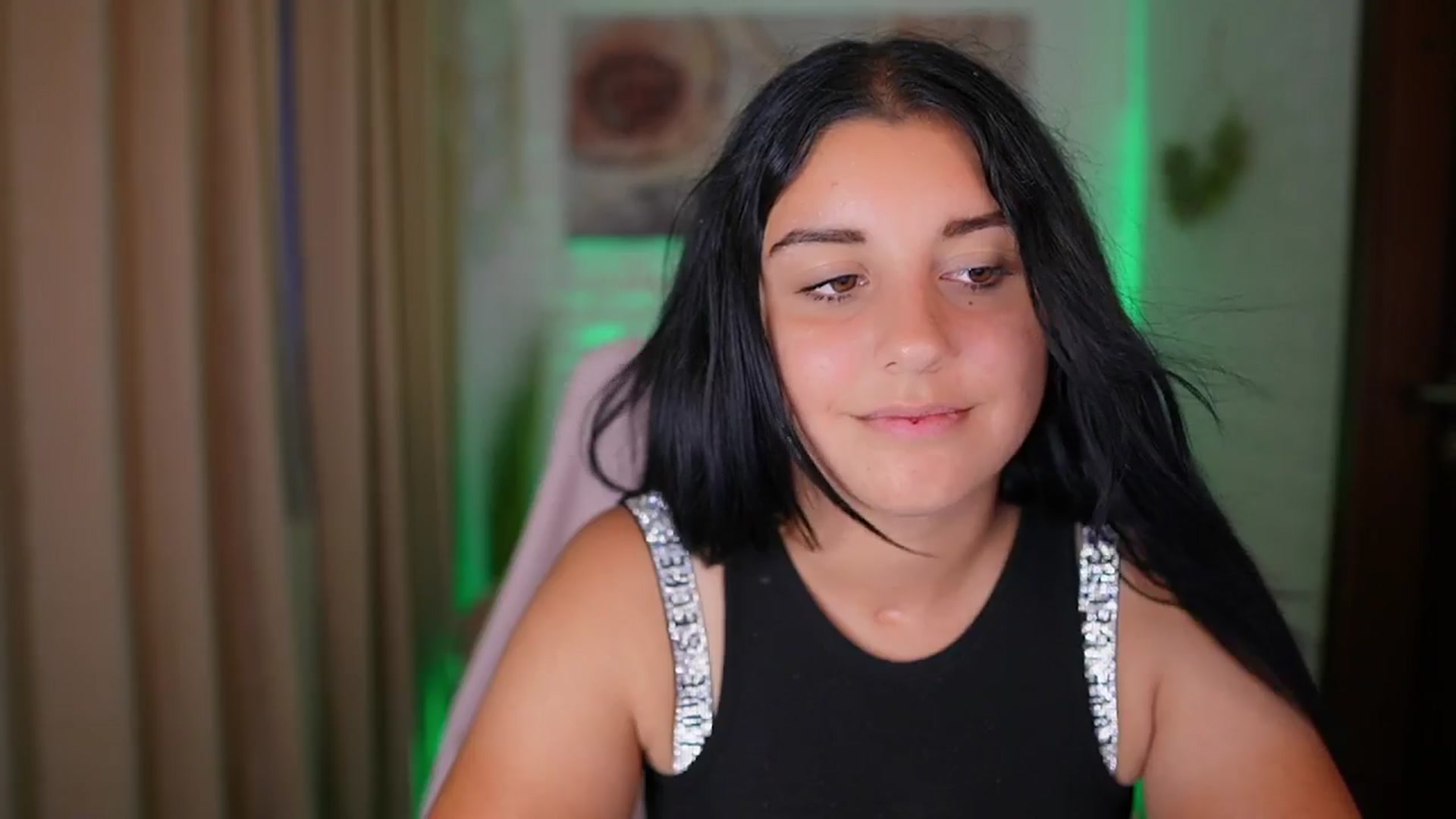 Gallery image thumbnail from Liya__Silver's myfreecams stream on, 08/14/2024, 18:14 image 15 of 20
