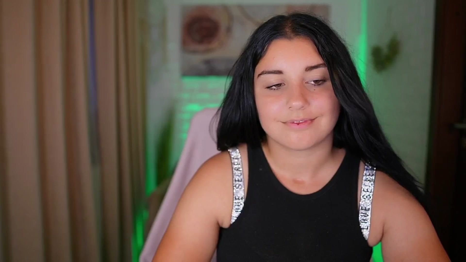 Gallery image thumbnail from Liya__Silver's myfreecams stream on, 08/14/2024, 18:14 image 14 of 20