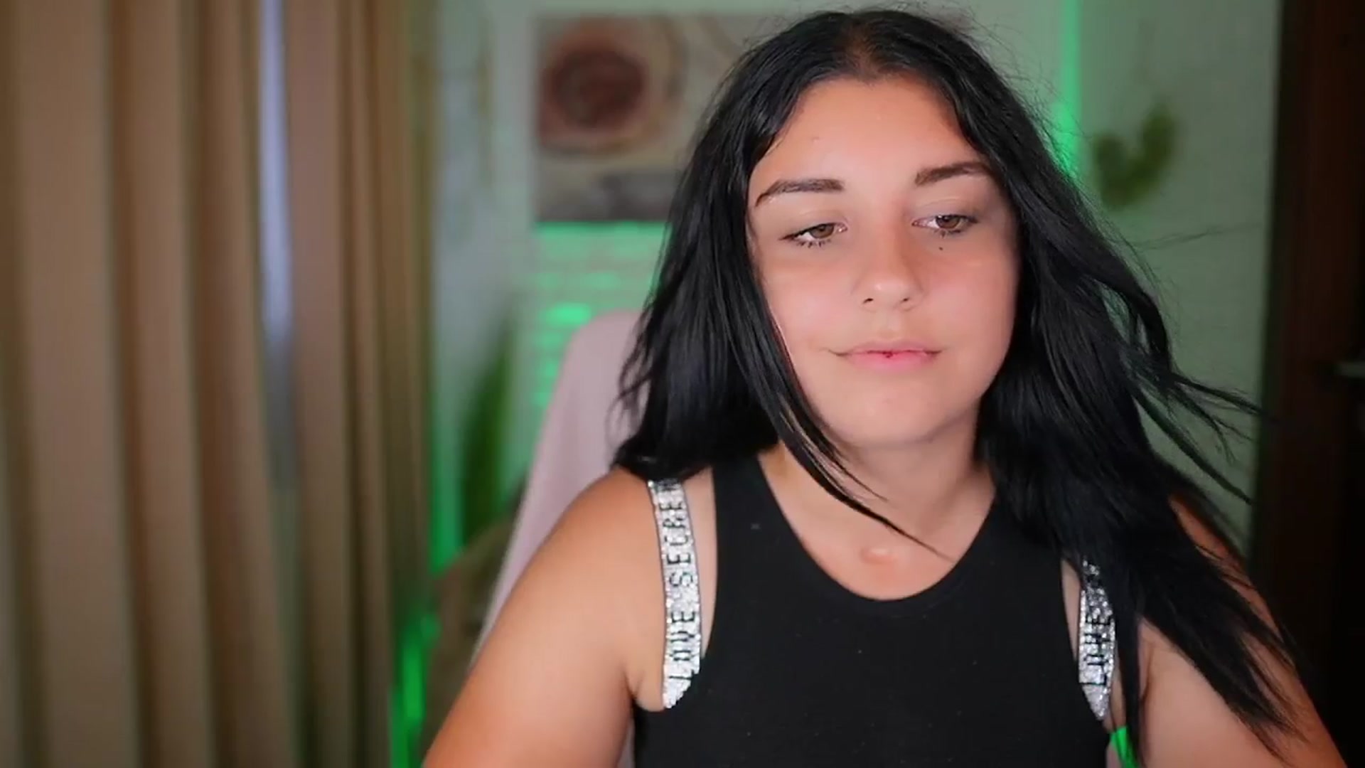 Gallery image thumbnail from Liya__Silver's myfreecams stream on, 08/14/2024, 18:14 image 2 of 20