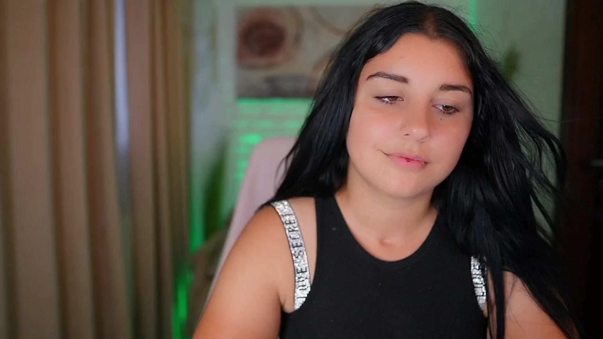 Gallery image thumbnail from Liya__Silver's myfreecams stream on, 08/14/2024, 18:14 image 1 of 20