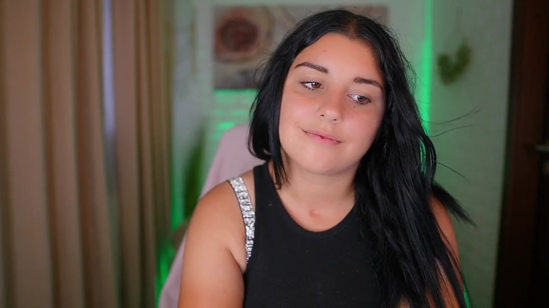 Gallery image thumbnail from Liya__Silver's myfreecams stream on, 08/14/2024, 18:14 image 5 of 20