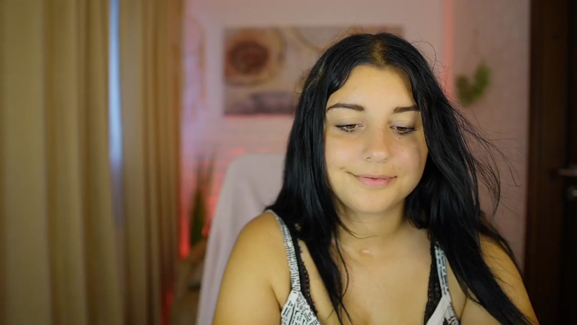 Gallery image thumbnail from Liya__Silver's myfreecams stream on, 08/15/2024, 16:29 image 8 of 20