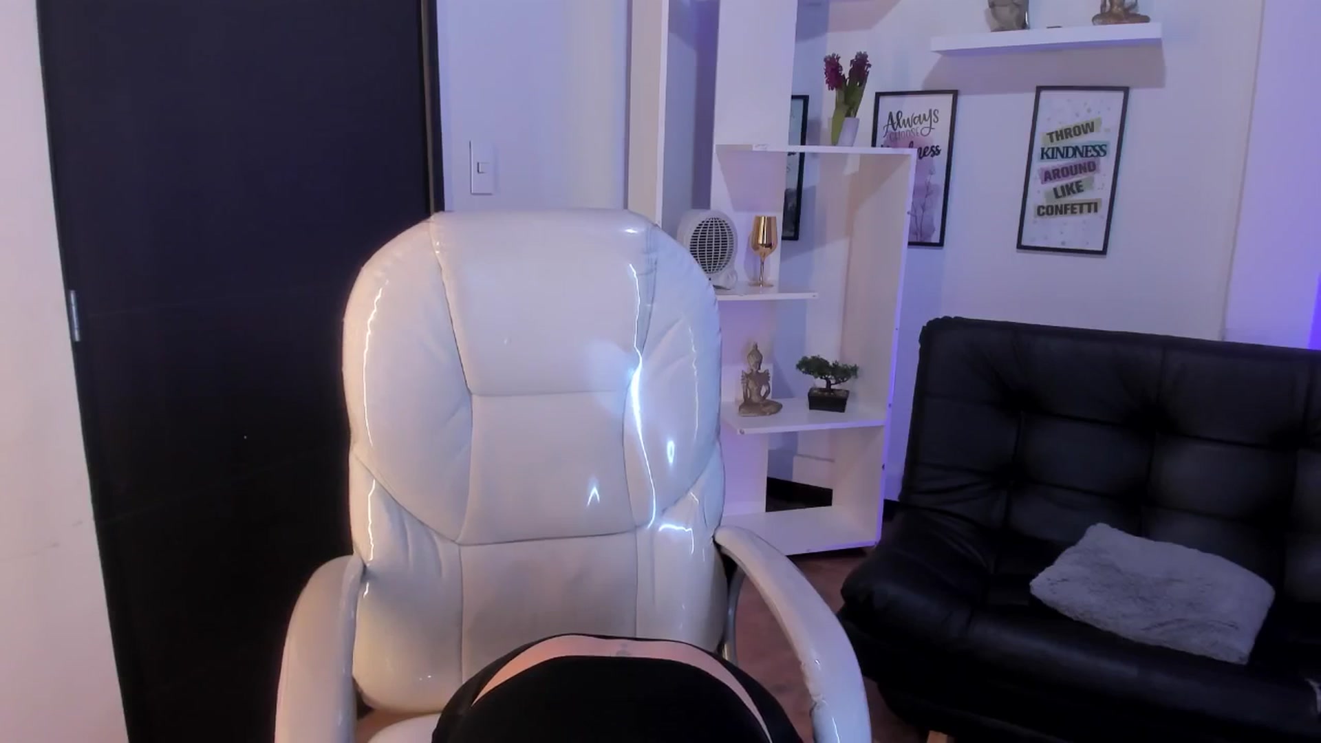 Gallery image thumbnail from Liz_martins's myfreecams stream on, 06/26/2025, 10:15 image 17 of 20