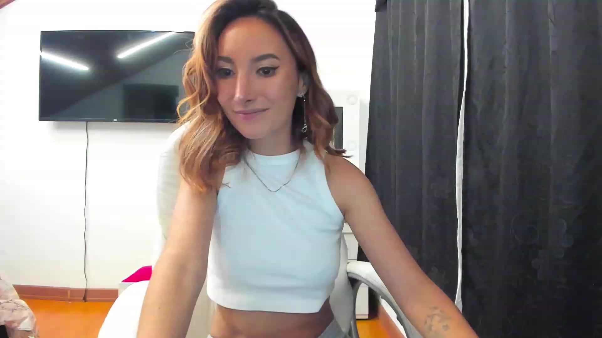 Gallery image thumbnail from LizzEser's myfreecams stream on, 12/28/2022, 03:00 image 8 of 20