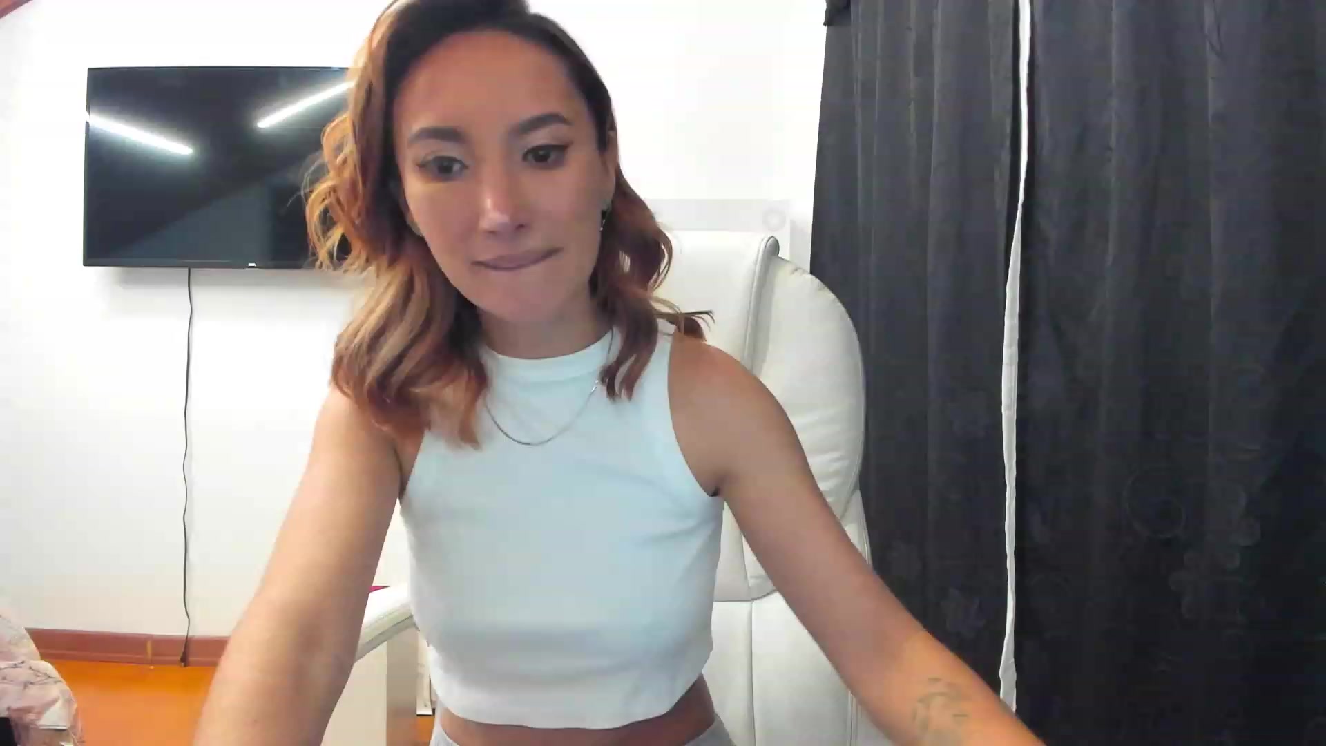Gallery image thumbnail from LizzEser's myfreecams stream on, 12/28/2022, 03:00 image 4 of 20
