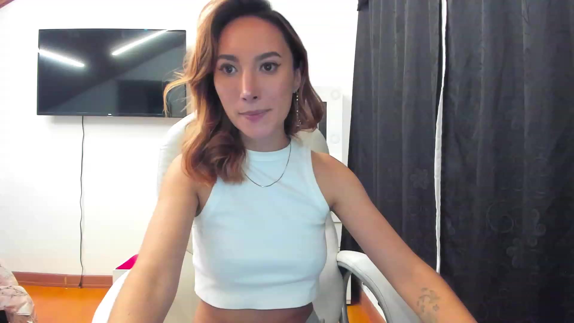 Gallery image thumbnail from LizzEser's myfreecams stream on, 12/28/2022, 03:00 image 6 of 20