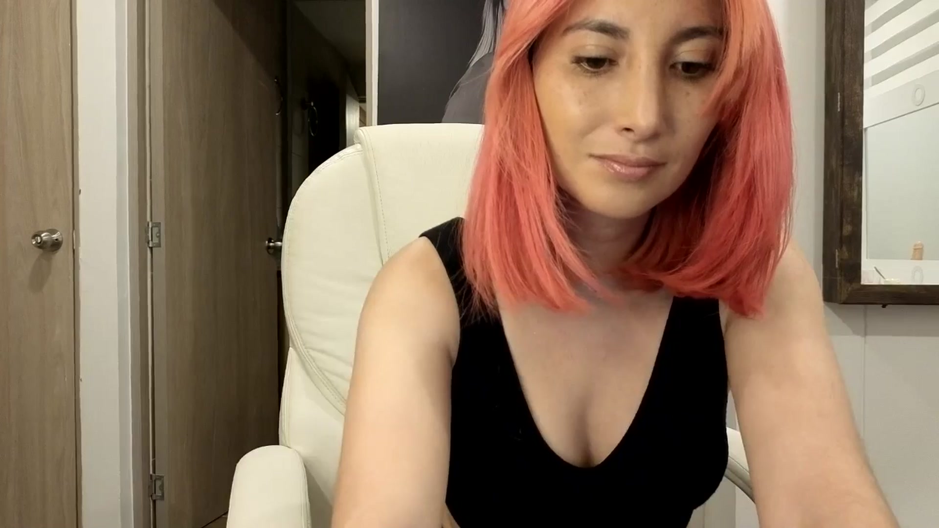 Gallery image thumbnail from LizzEser's myfreecams stream on, 12/16/2025, 05:03 image 9 of 20