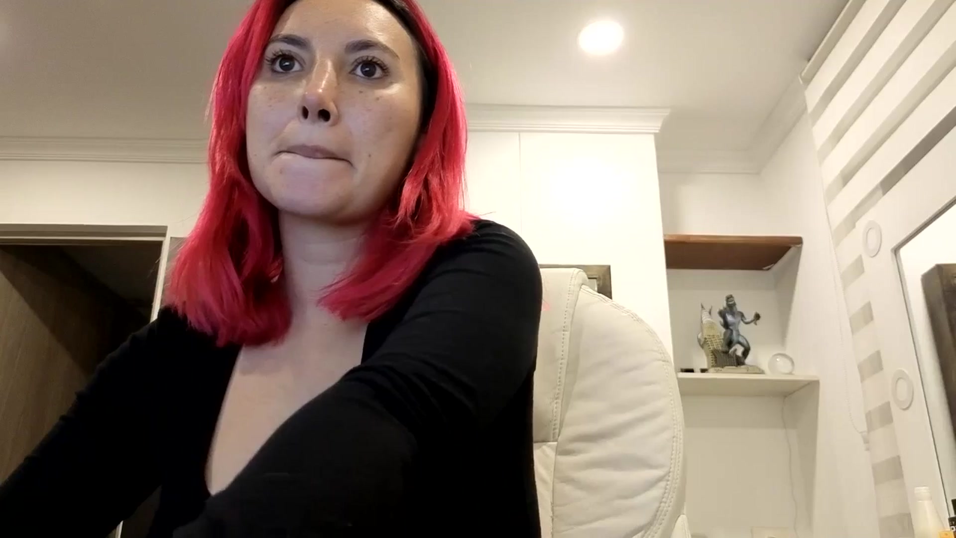 Gallery image thumbnail from LizzEser's myfreecams stream on, 01/13/2026, 03:43 image 17 of 20