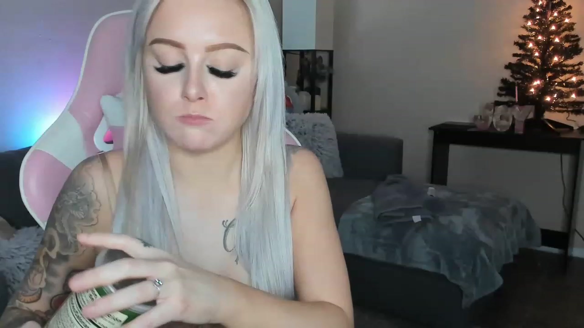 Gallery image thumbnail from LizzySmallz's myfreecams stream on, 12/19/2022, 09:15 image 14 of 20