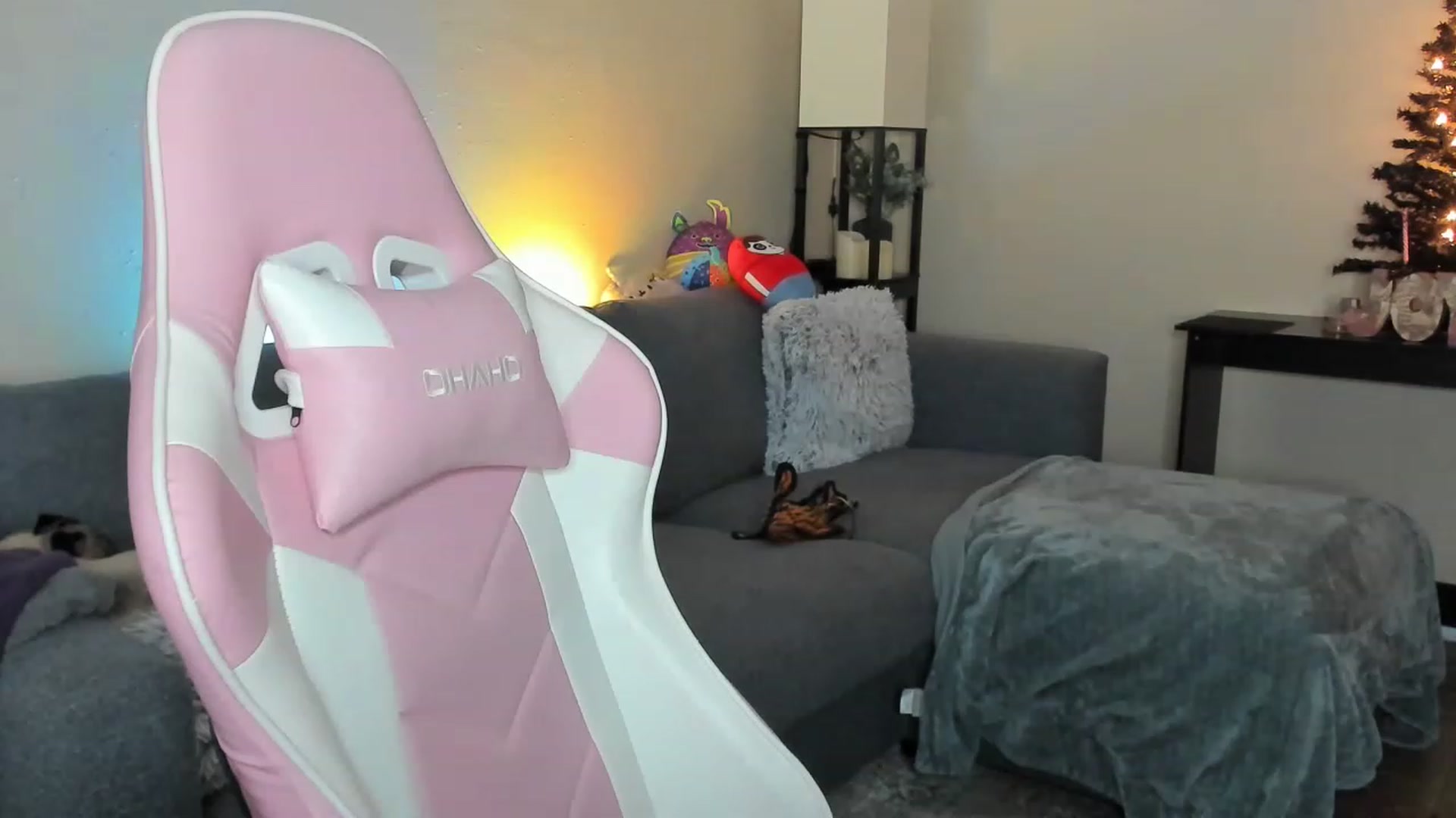 Gallery image thumbnail from LizzySmallz's myfreecams stream on, 12/20/2022, 08:16 image 1 of 20