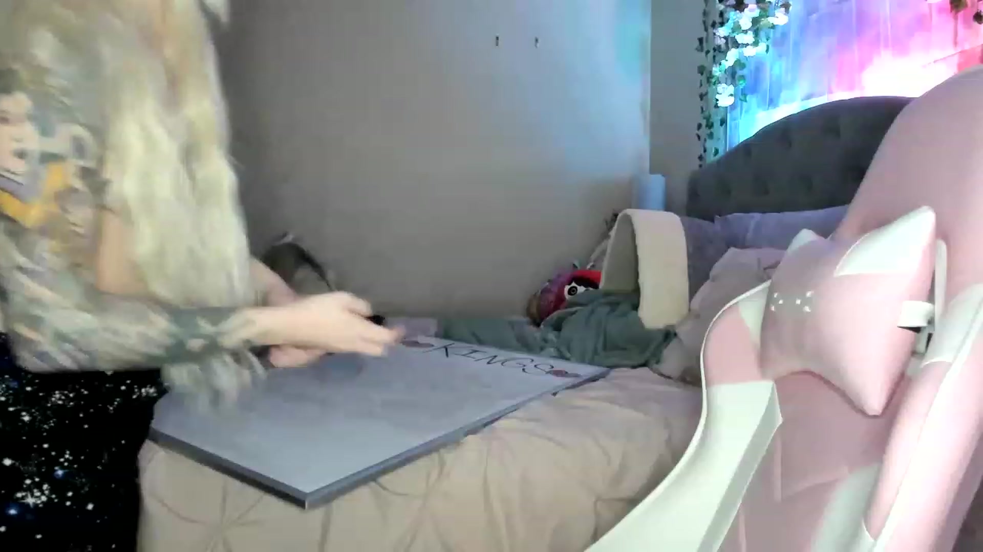 Gallery image thumbnail from LizzySmallz's myfreecams stream on, 01/01/2023, 12:47 image 6 of 20