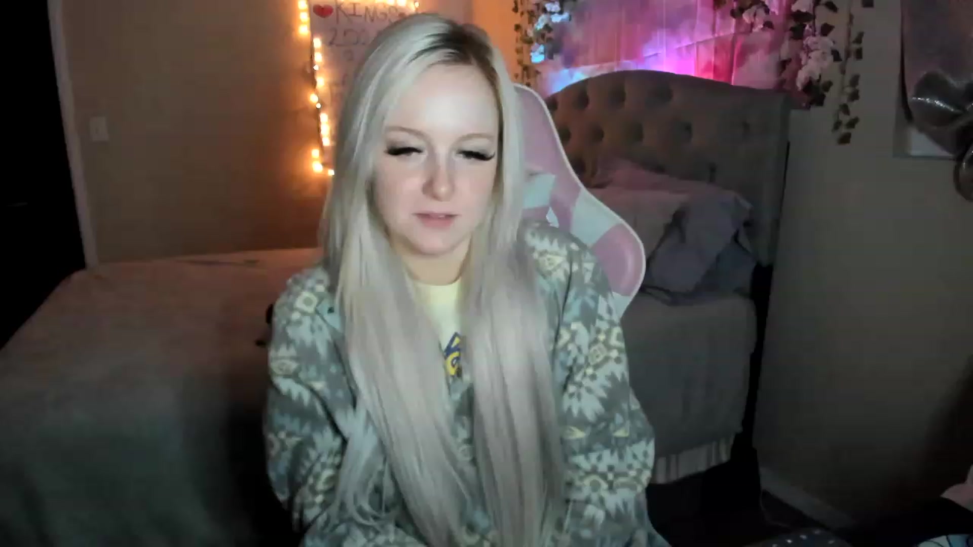 Gallery image thumbnail from LizzySmallz's myfreecams stream on, 01/18/2023, 09:32 image 17 of 20