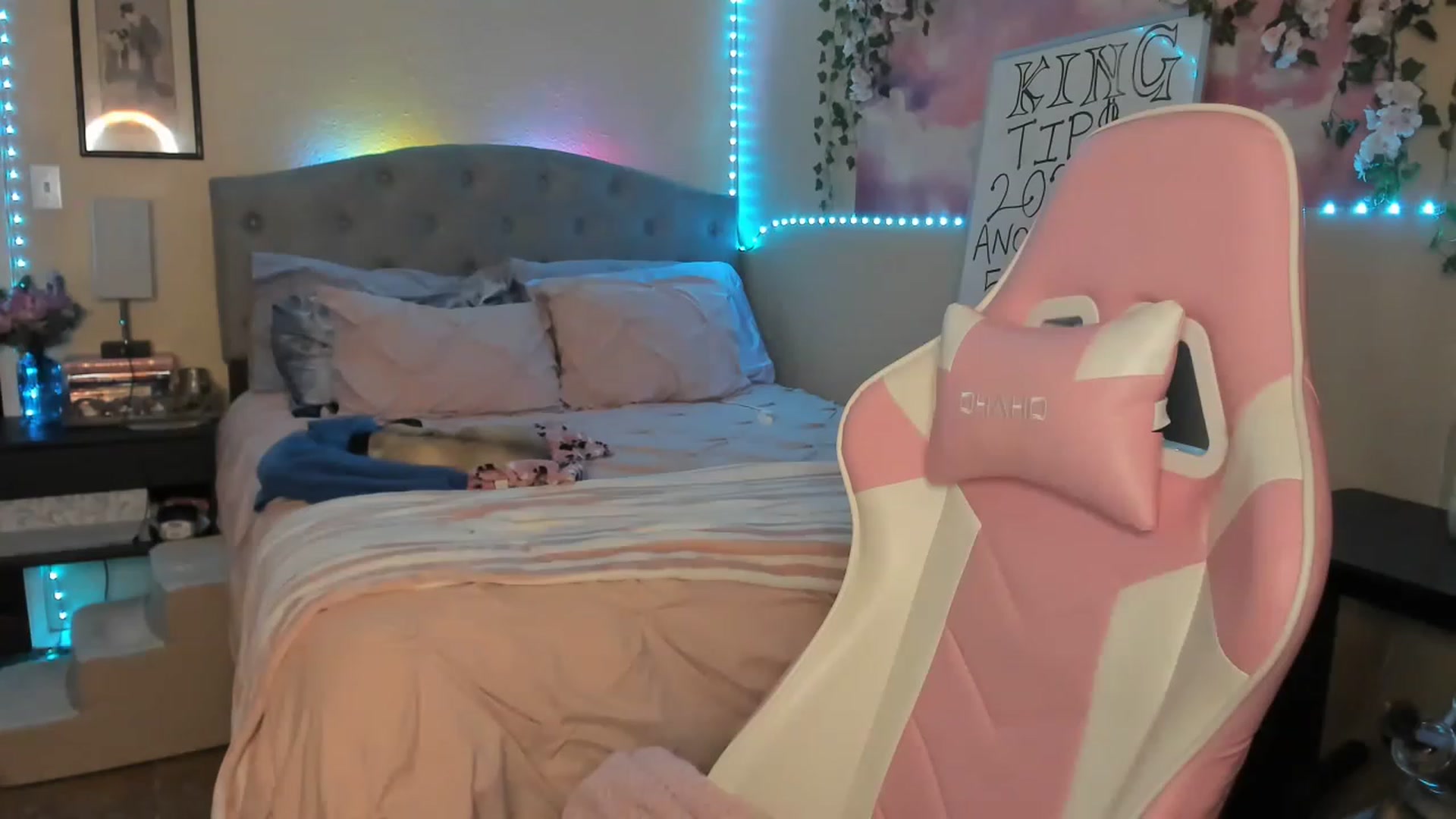 Gallery image thumbnail from LizzySmallz's myfreecams stream on, 03/06/2023, 07:33 image 8 of 20