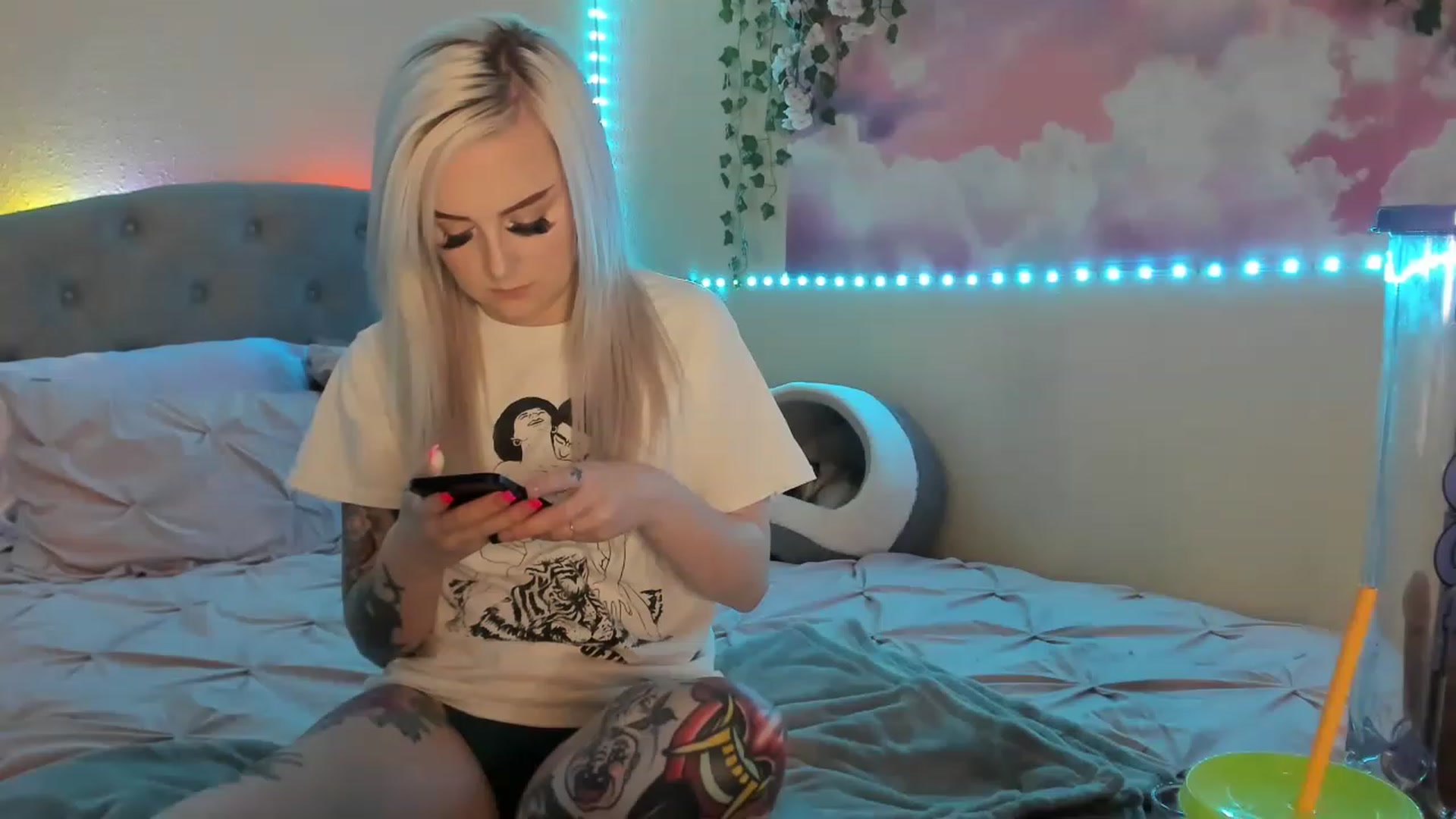Gallery image thumbnail from LizzySmallz's myfreecams stream on, 03/15/2023, 10:20 image 5 of 20