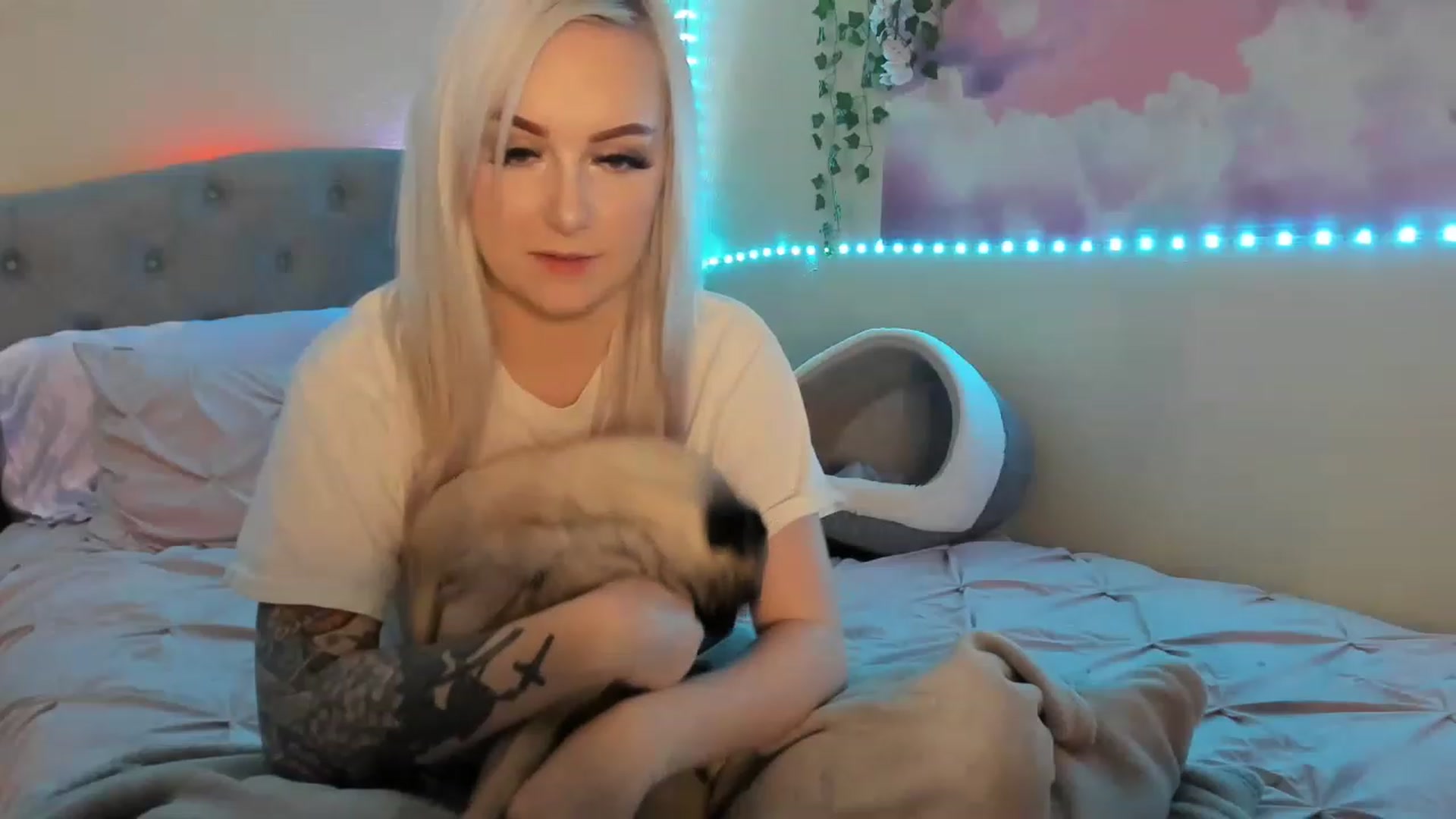 Gallery image thumbnail from LizzySmallz's myfreecams stream on, 03/15/2023, 10:20 image 18 of 20