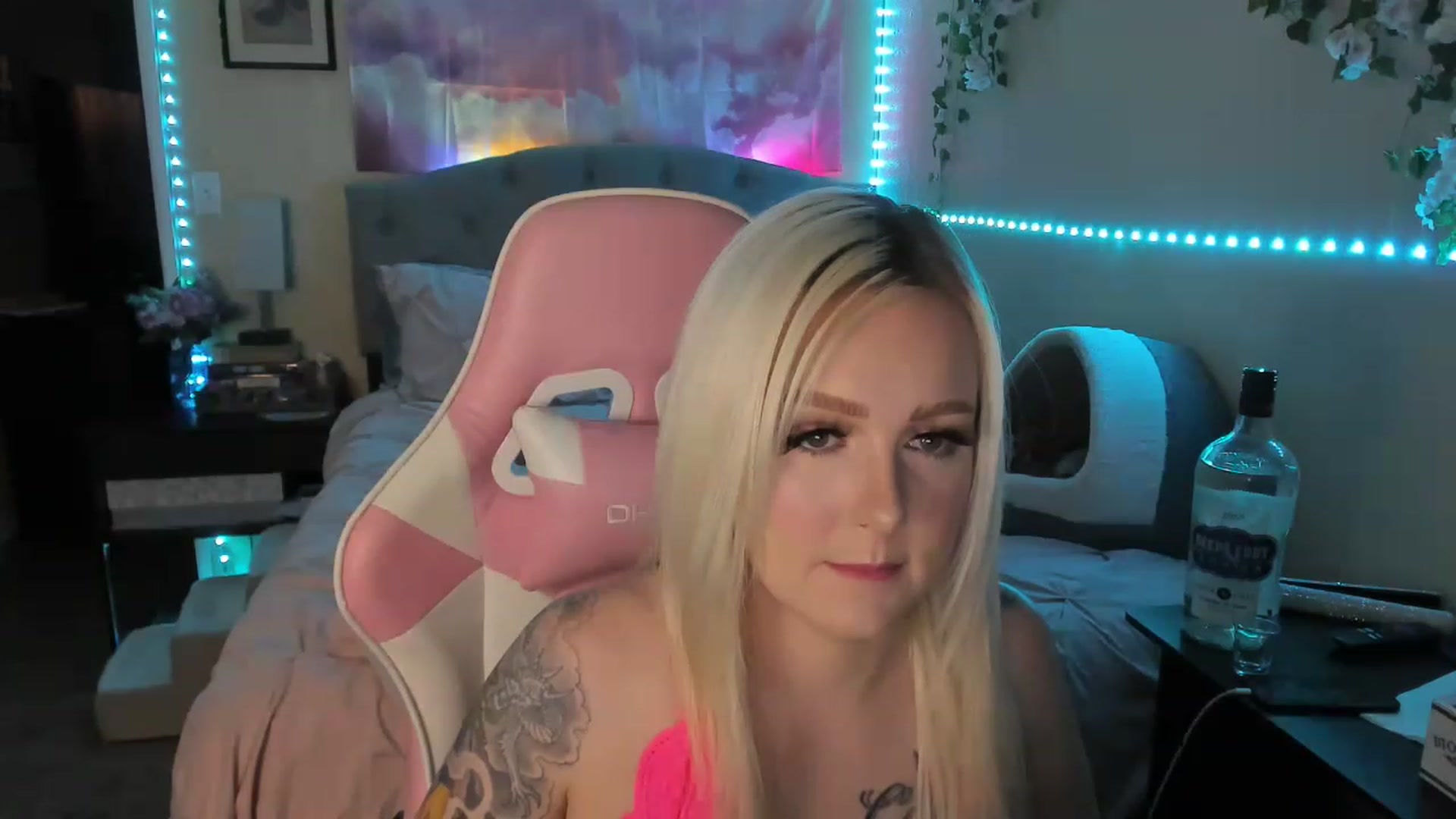 Gallery image thumbnail from LizzySmallz's myfreecams stream on, 03/29/2023, 05:01 image 2 of 20