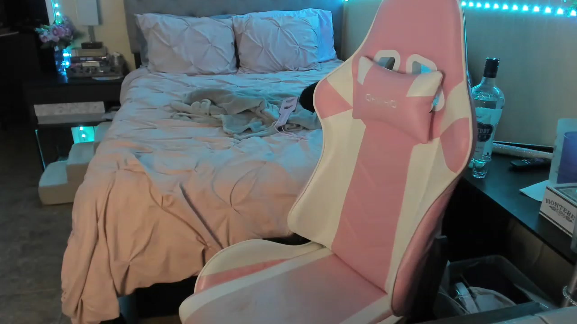 Gallery image thumbnail from LizzySmallz's myfreecams stream on, 03/29/2023, 05:01 image 5 of 20