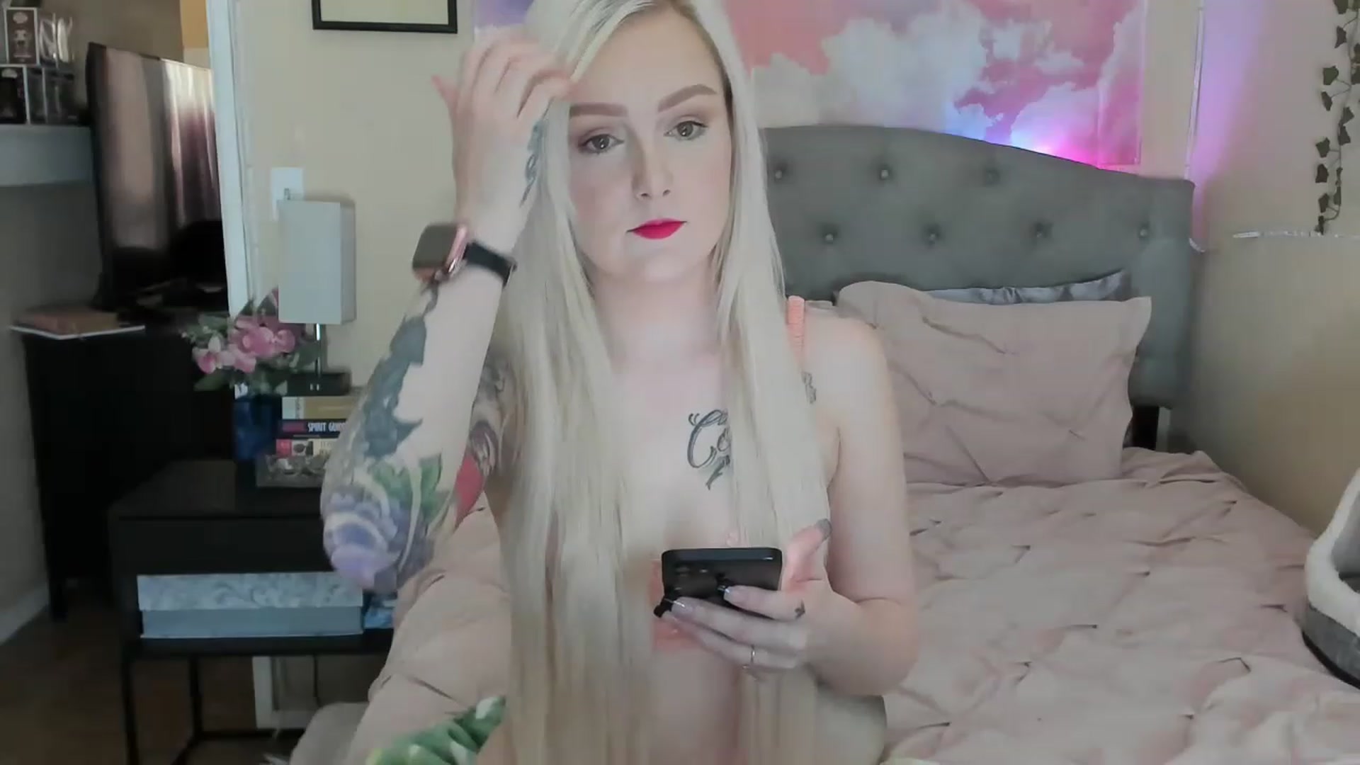 Gallery image thumbnail from LizzySmallz's myfreecams stream on, 04/01/2023, 01:22 image 4 of 20