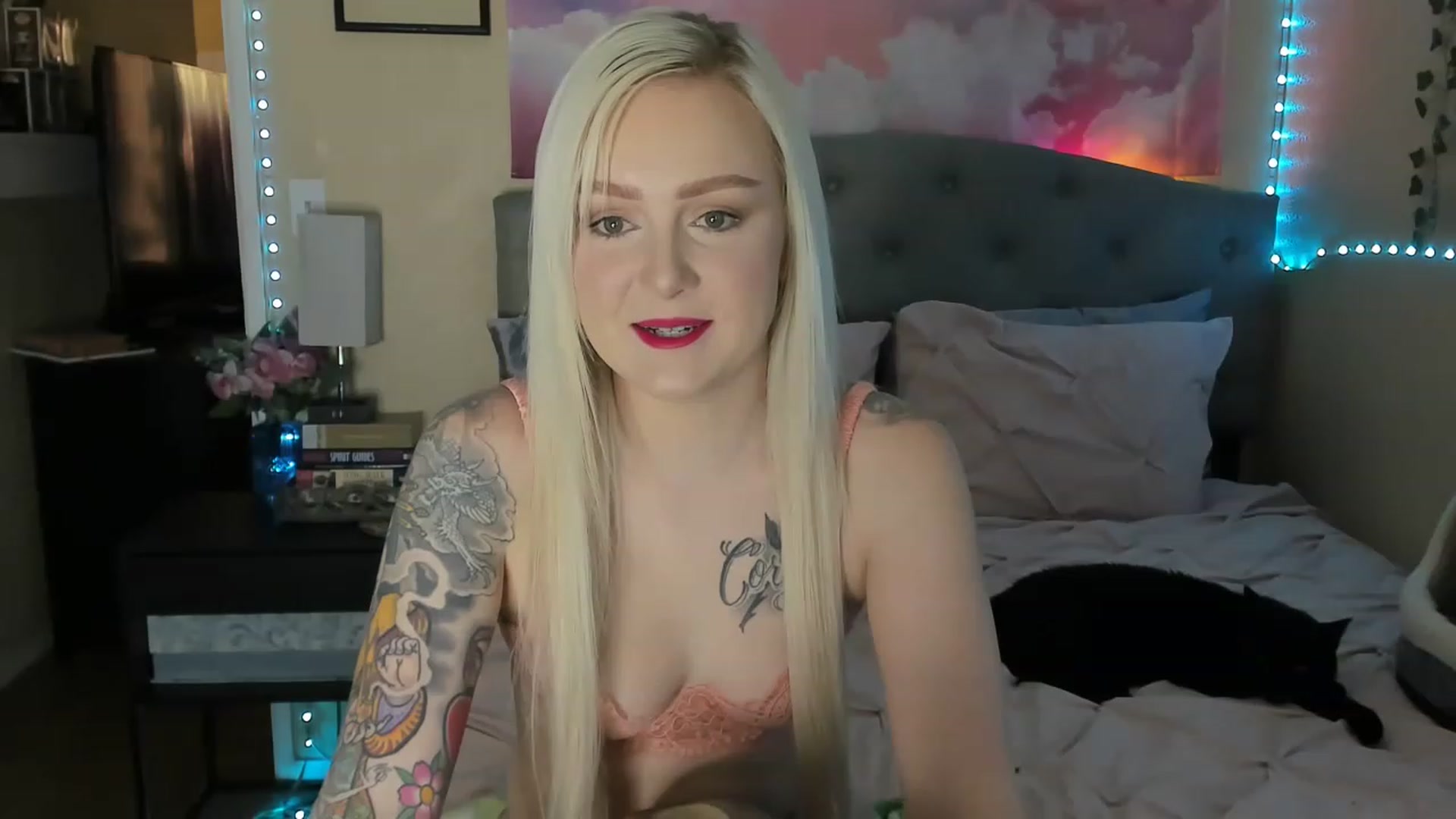 Gallery image thumbnail from LizzySmallz's myfreecams stream on, 04/01/2023, 01:22 image 17 of 20
