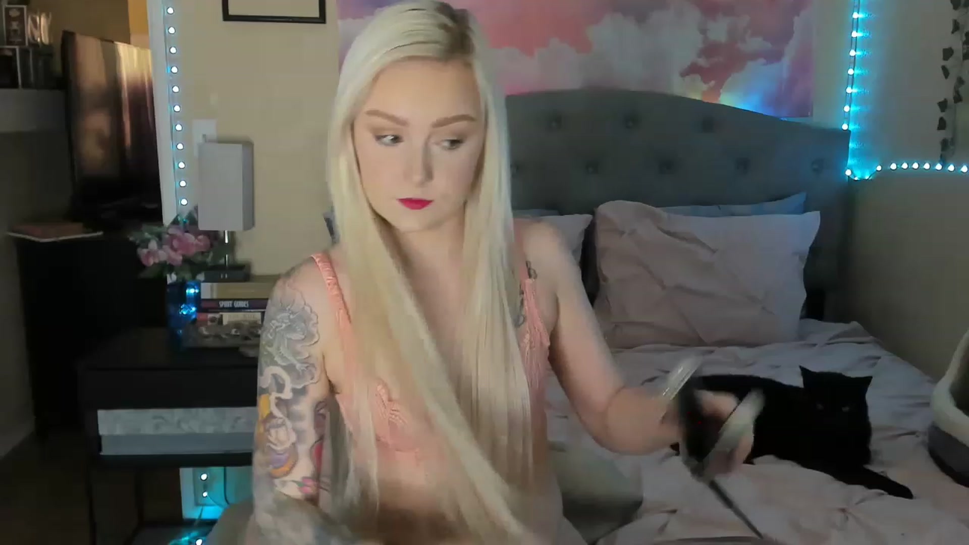 Gallery image thumbnail from LizzySmallz's myfreecams stream on, 04/01/2023, 01:22 image 12 of 20