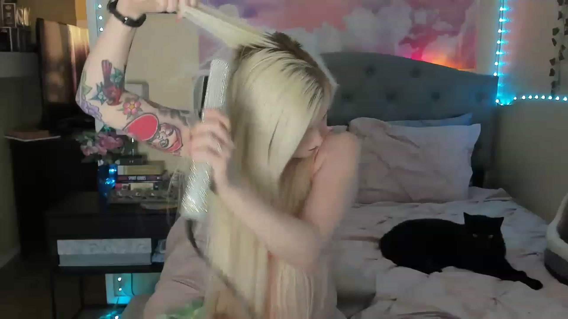 Gallery image thumbnail from LizzySmallz's myfreecams stream on, 04/01/2023, 01:22 image 10 of 20