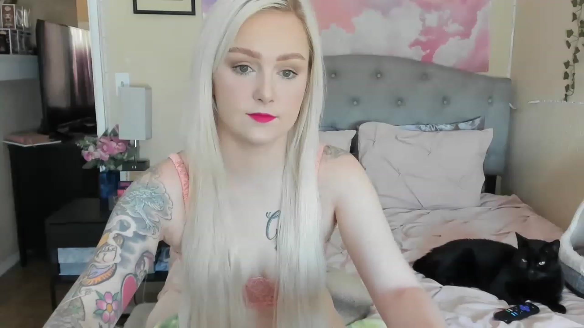 Gallery image thumbnail from LizzySmallz's myfreecams stream on, 04/01/2023, 01:22 image 2 of 20