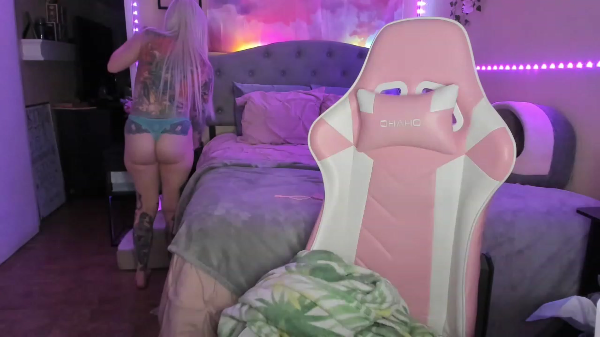 Gallery image thumbnail from LizzySmallz's myfreecams stream on, 04/19/2023, 11:20 image 3 of 20