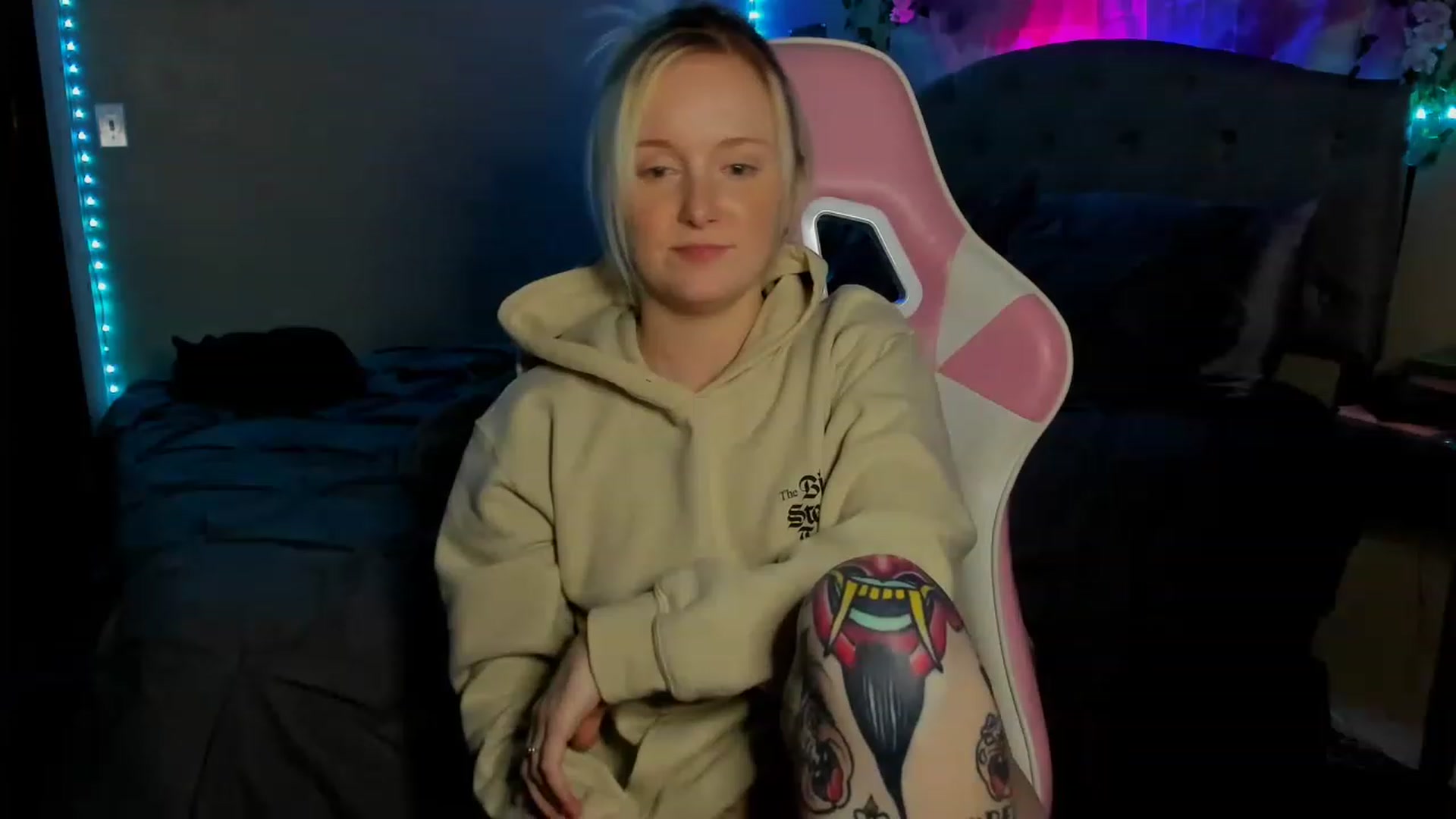 Gallery image thumbnail from LizzySmallz's myfreecams stream on, 05/30/2023, 10:04 image 6 of 20