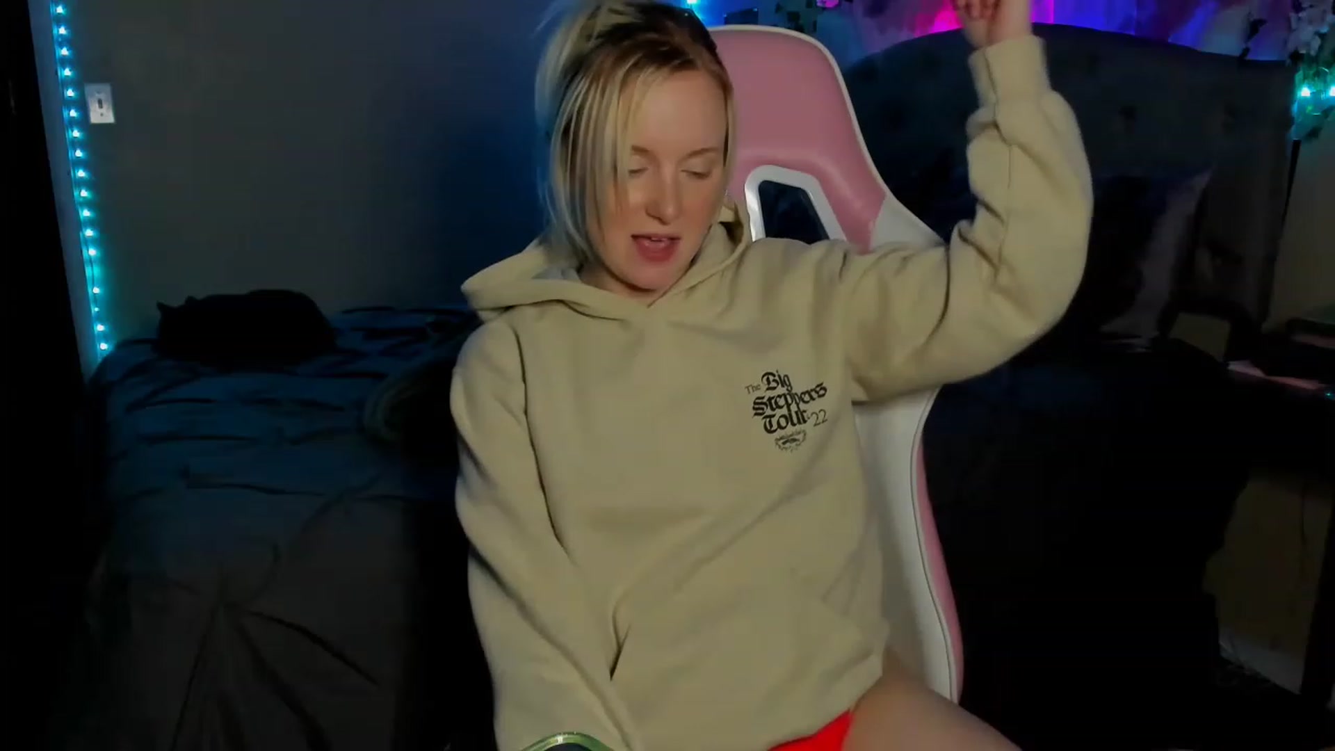 Gallery image thumbnail from LizzySmallz's myfreecams stream on, 05/30/2023, 10:04 image 11 of 20
