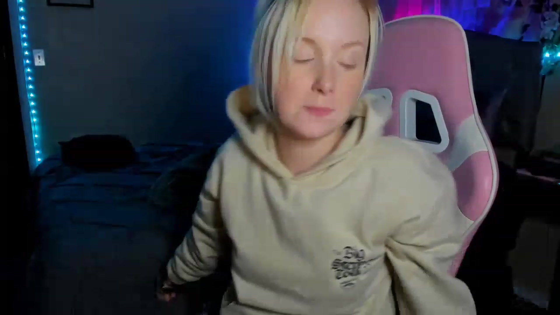 Gallery image thumbnail from LizzySmallz's myfreecams stream on, 05/30/2023, 10:04 image 3 of 20