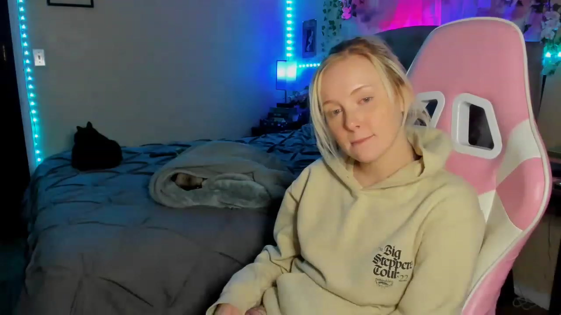 Gallery image thumbnail from LizzySmallz's myfreecams stream on, 05/30/2023, 10:04 image 2 of 20